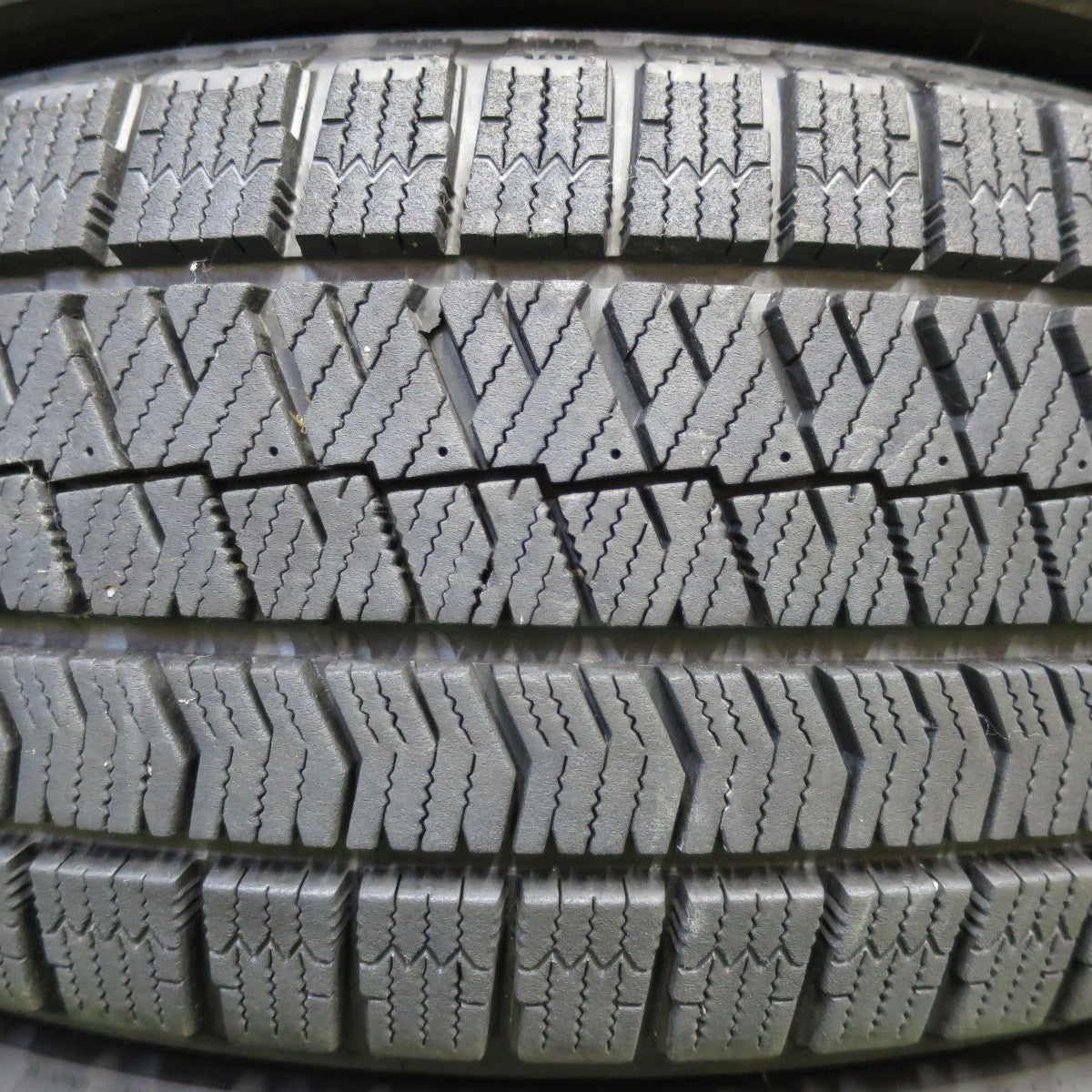 [送料無料] バリ溝！22年！9.5分★スタッドレス 205/60R16 ブリヂストン ブリザック VRX2 タイヤ 16インチ ノア ヴォクシー プリウスα 等★4102105イスタ