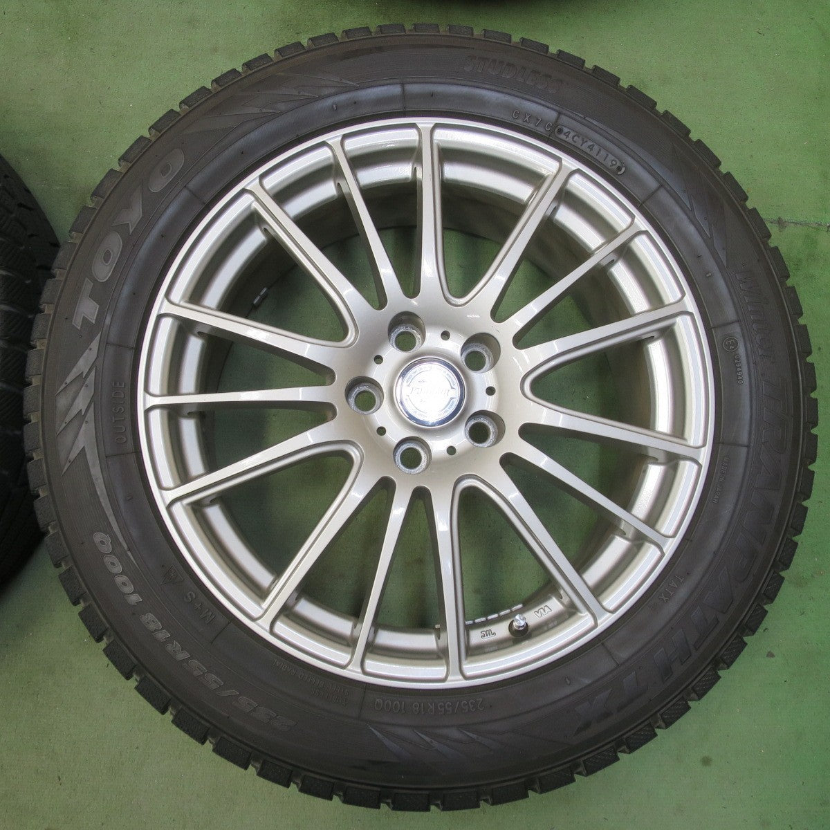 バリ溝！キレイ！9.5分★スタッドレス 235/55R18 トーヨー ウインター トランパス TX ravrion selzer ラブリオン 18インチ PCD114.3/5H★6060407イス