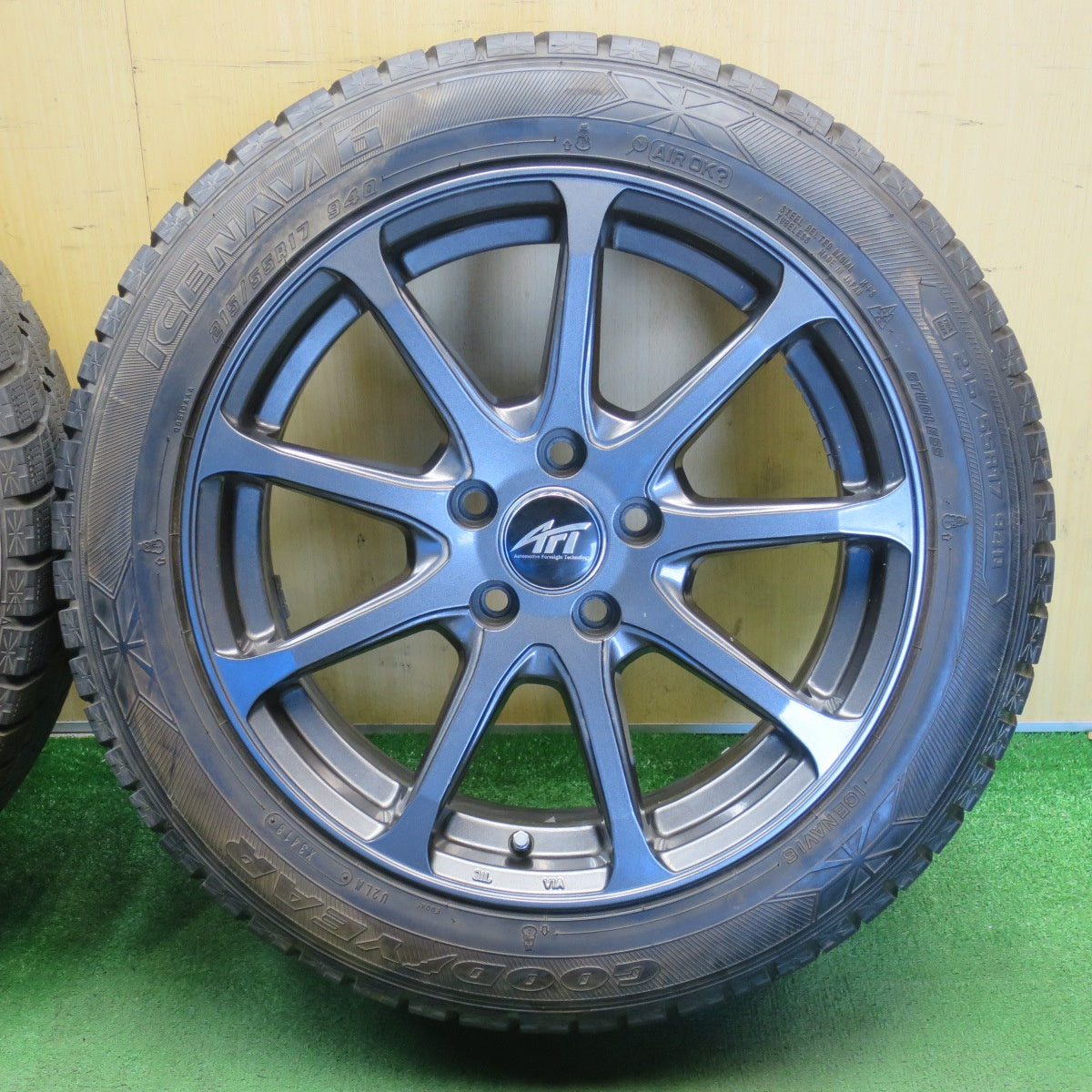 バリ溝！9.5分◎ワーゲン 等 AFT 215/55R17 スタッドレス グッドイヤー アイスナビ6 17インチ PCD112/5H◎6072503NJス