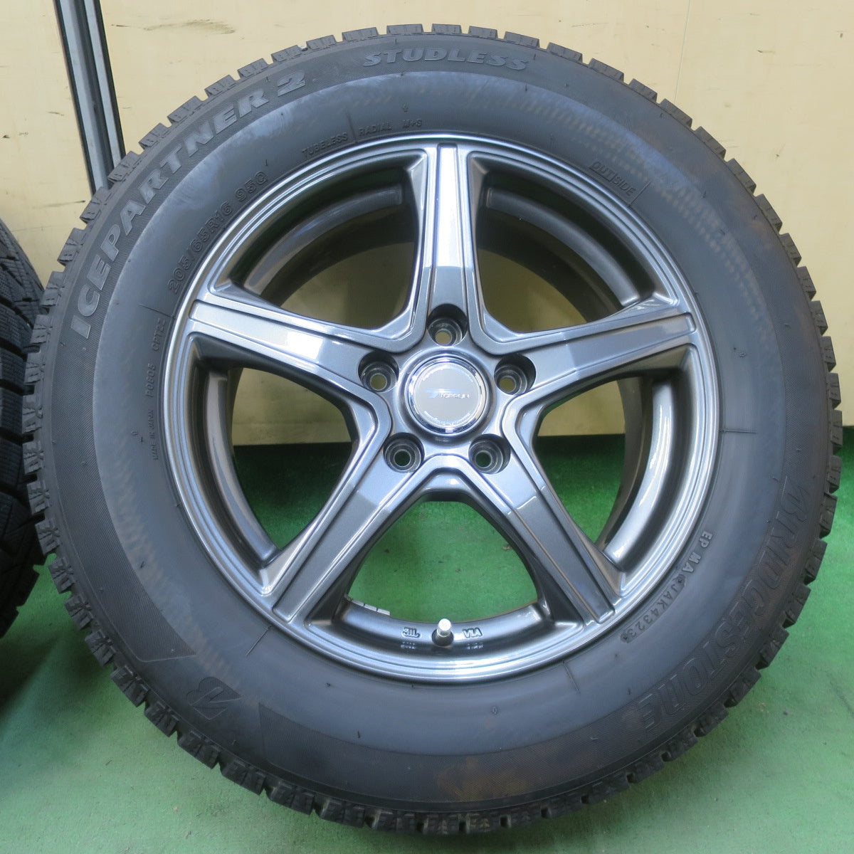 バリ溝！23年！キレイ！9.5分★スタッドレス 205/65R16 ブリヂストン アイスパートナー2 TOPRUN トップラン 16インチ PCD114.3/5H★6060908イス