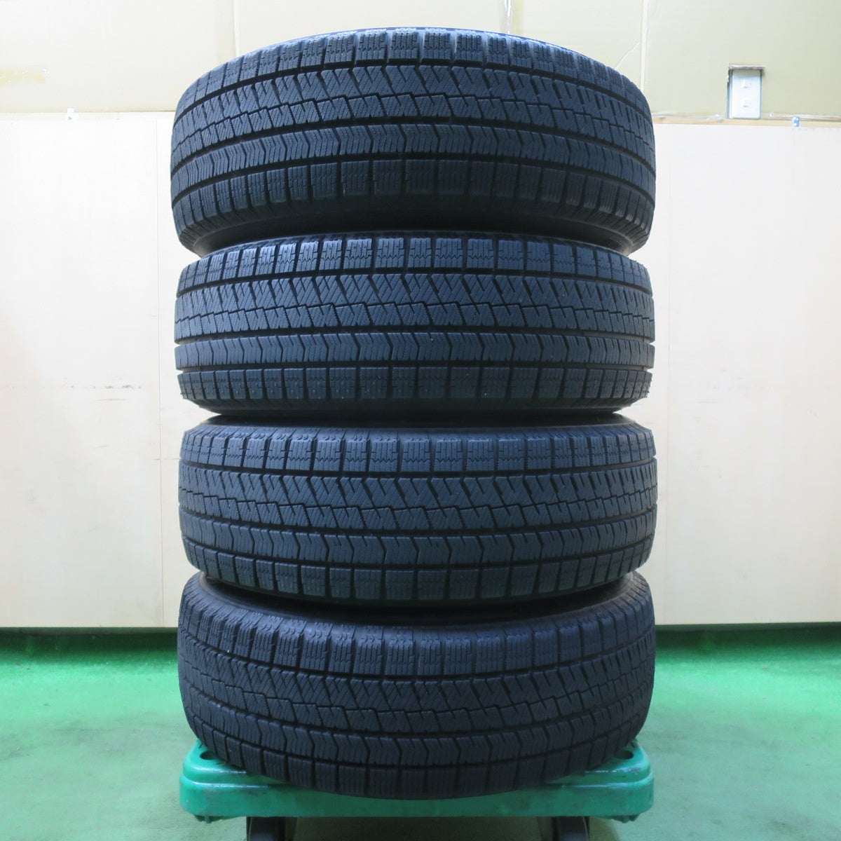 [送料無料] バリ溝！22年！キレイ！9.5分★スタッドレス 205/65R16 ブリヂストン ブリザック VRX2 Exceeder エクシーダー 16インチ PCD114.3/5H★5031504イス