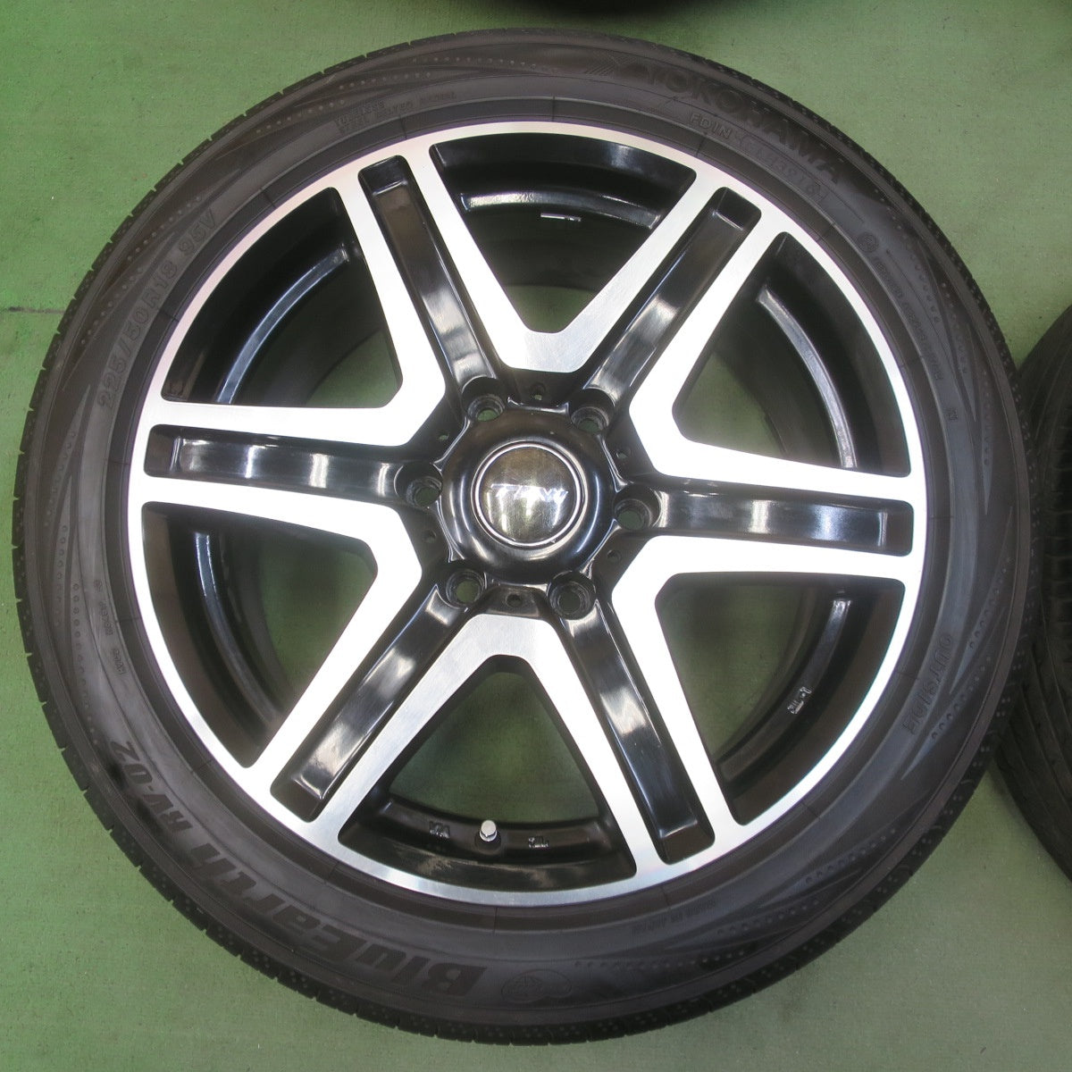 付属品付き！バリ溝！9.5分◎TAW T's FACTORY 225/50R18 ヨコハマ ブルーアース RV-02 ティスファクトリー 18インチ PCD139.7/6H◎6080709イノ
