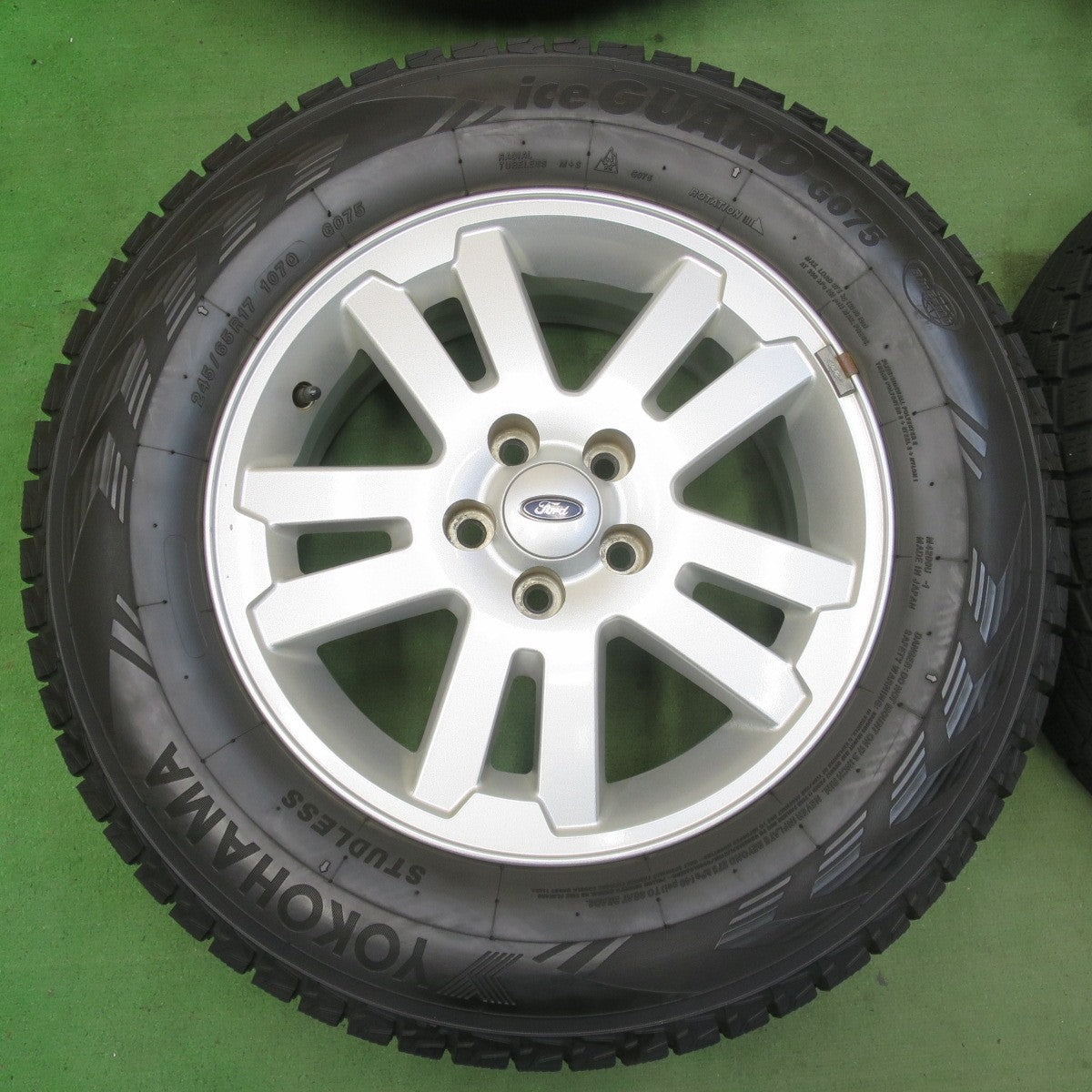 バリ溝！キレイ！9.5分★Ford フォード エクスプローラー 純正 245/65R17 スタッドレス ヨコハマ アイスガード G075 17インチ PCD114.3/5H★5101708イス