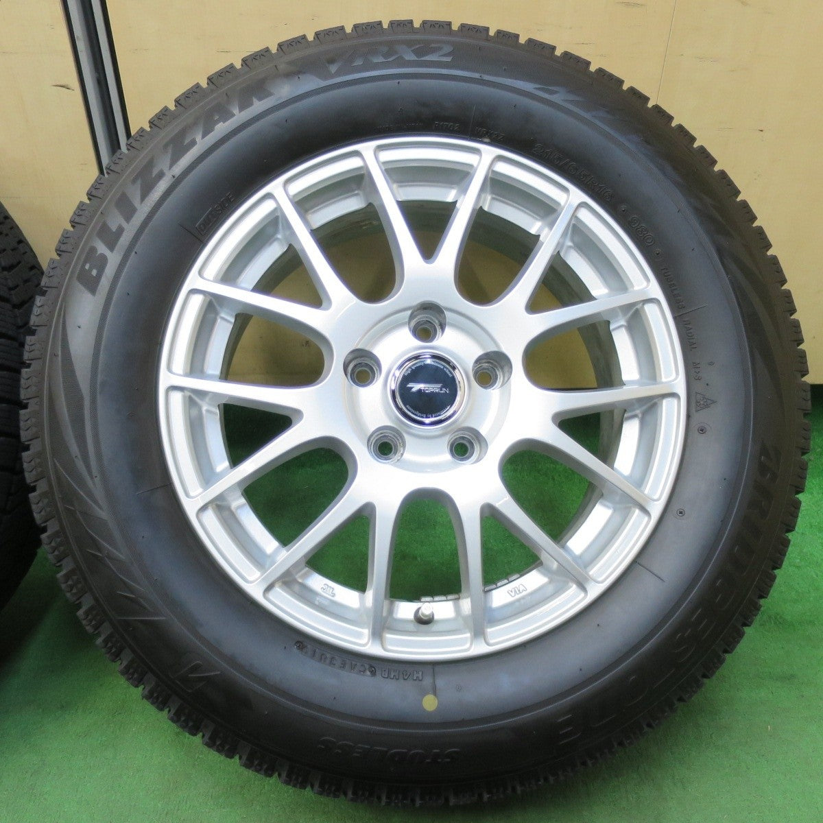 バリ溝！キレイ！8.5分★スタッドレス 215/65R16 ブリヂストン ブリザック VRX2 TOPRUN トップラン 16インチ PCD114.3/5H★4112206イス
