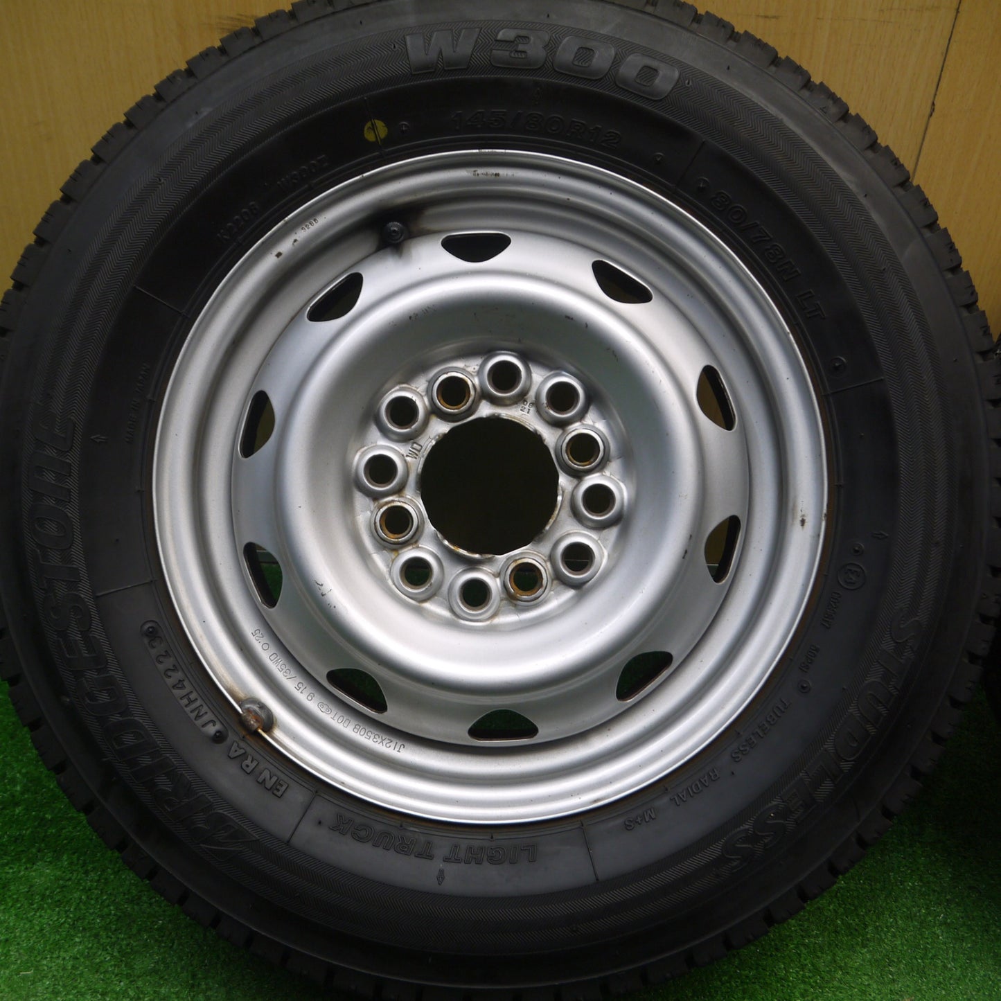 [送料無料] バリ溝！23年！キレイ！9分★スタッドレス 145/80R12 80/78N ブリヂストン W300 スチール ホイール 12インチ PCD100 110 114.3/4H マルチ★4122305Hス