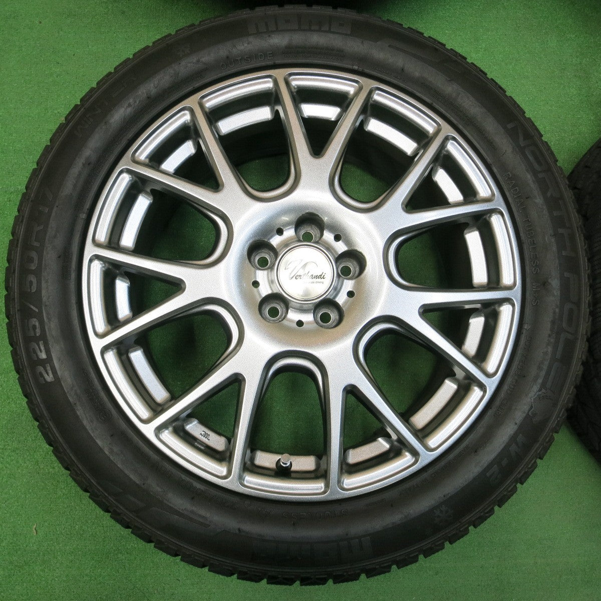 *送料無料* バリ溝！キレイ！8.5分★レガシィ等 225/50R17 スタッドレス モモ NORTHPOLE W-2 Verthandi ヴェルザンディ PCD100/5H★4032707イス