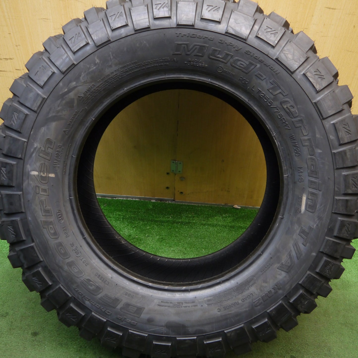 未使用！22年！1本★255/75R17 111/108Q BFグッドリッチ Mud-Terrain T/A KM2 マッドテレーン 17インチ ジープ ラングラー 等★5081801Hノタ