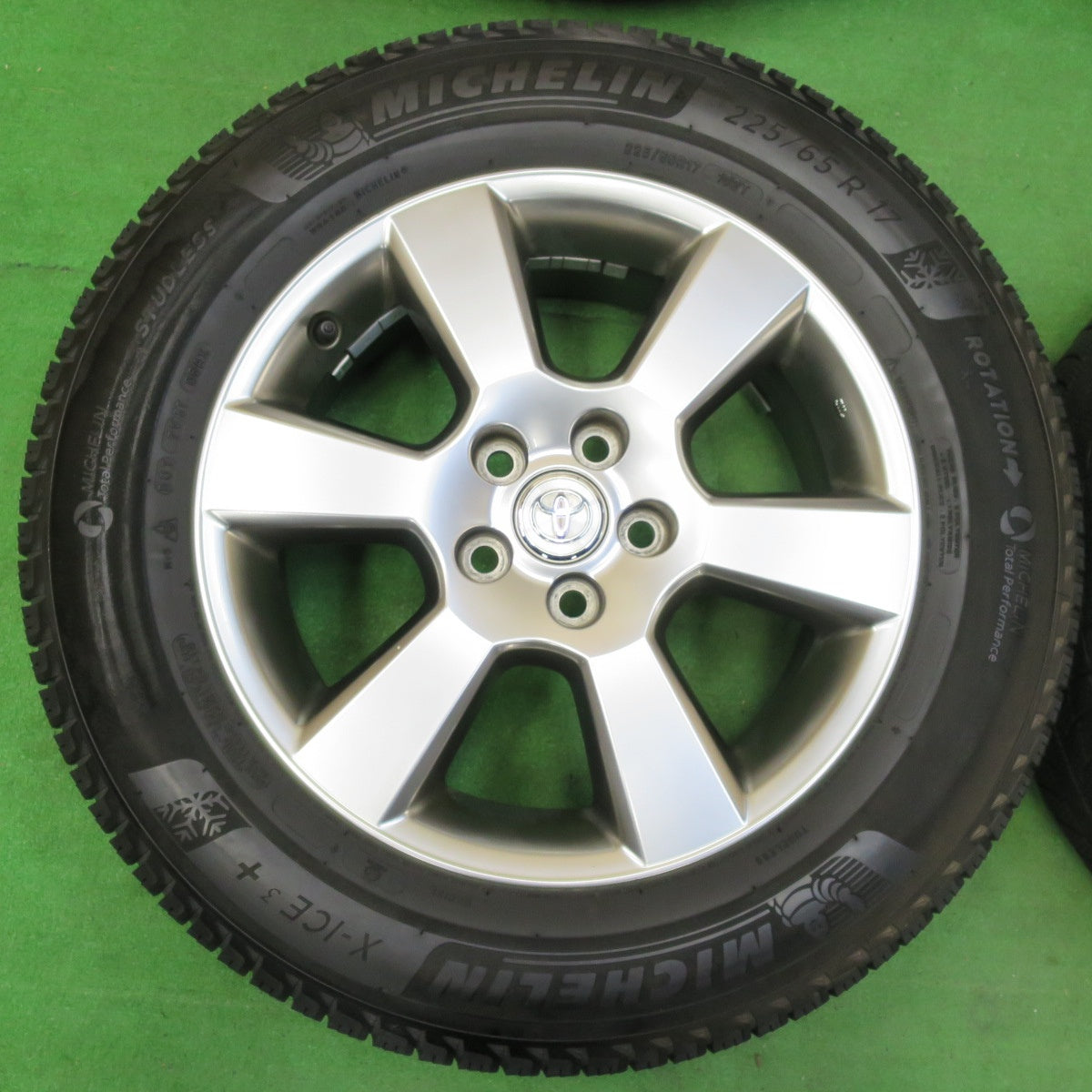 *送料無料* キレイ★トヨタ 30系 ハリアー 純正 225/65R17 スタッドレス ミシュラン X-ICE3+ 17インチ PCD114.3/5H★4062704イス