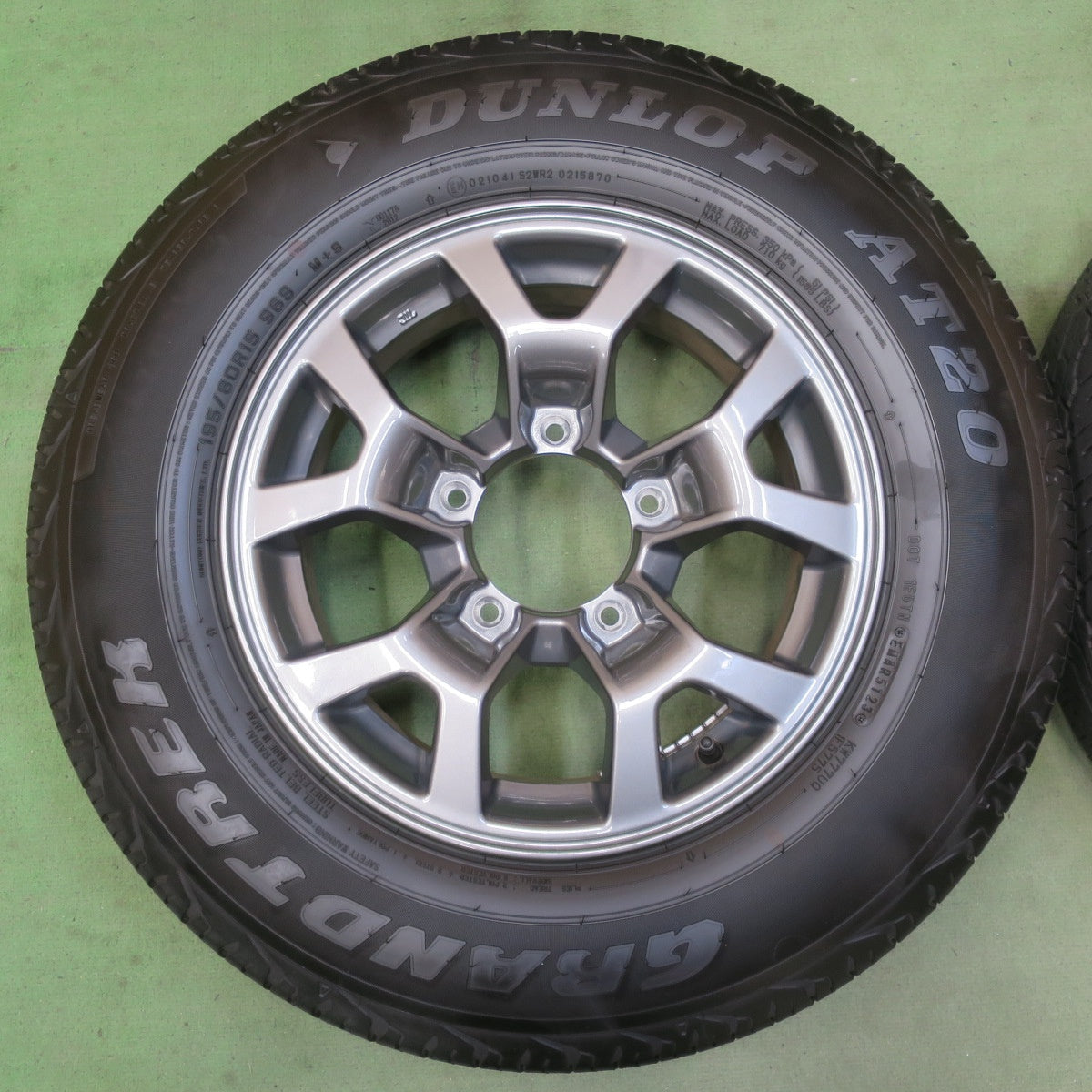 ほぼ新車外し！23年◎スズキ JB74W ジムニー シエラ 純正 195/80R15 ダンロップ AT20 グラントレック 15インチ PCD139.7/5H◎6070101イノ
