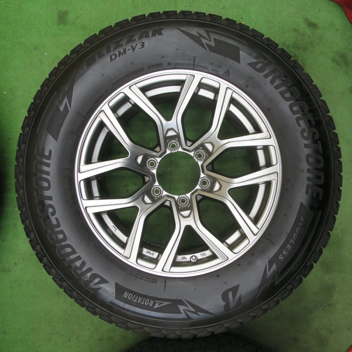 バリ溝！21年！キレイ！9.5分★スタッドレス 265/65R17 ブリヂストン ブリザック DM-V3 KAZERA H301 カゼラ 17インチ PCD139.7/6H★5112105TTス