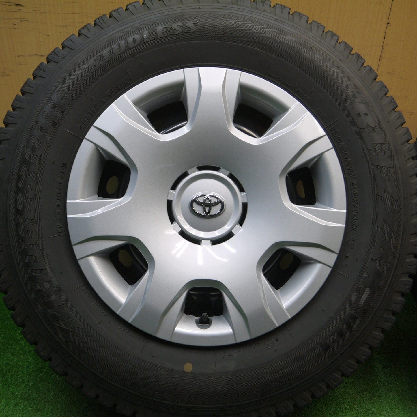 [送料無料] バリ溝！20年！キレイ！9分★トヨタ 200系 ハイエース 純正 スチール 195/80R15 107/105L スタッドレス ブリヂストン ブリザック VL1 15インチ PCD139.7/6H★4122005Hス