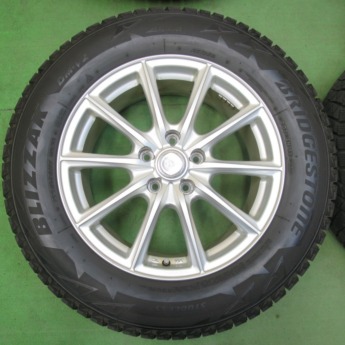 バリ溝！キレイ！8.5分★スタッドレス 225/65R17 ブリヂストン ブリザック DM-V2 ECO FORME エコフォルム 17インチ PCD114.3/5H★5032907イス