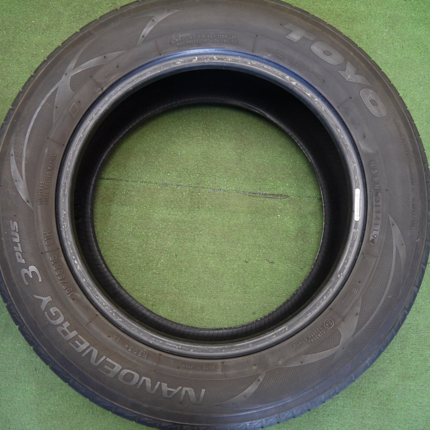バリ溝！23年！9.5分★195/65R15 トーヨー ナノエナジー3 プラス タイヤ 15インチ プリウス ノア ヴォクシー 等★6042808Hノタ
