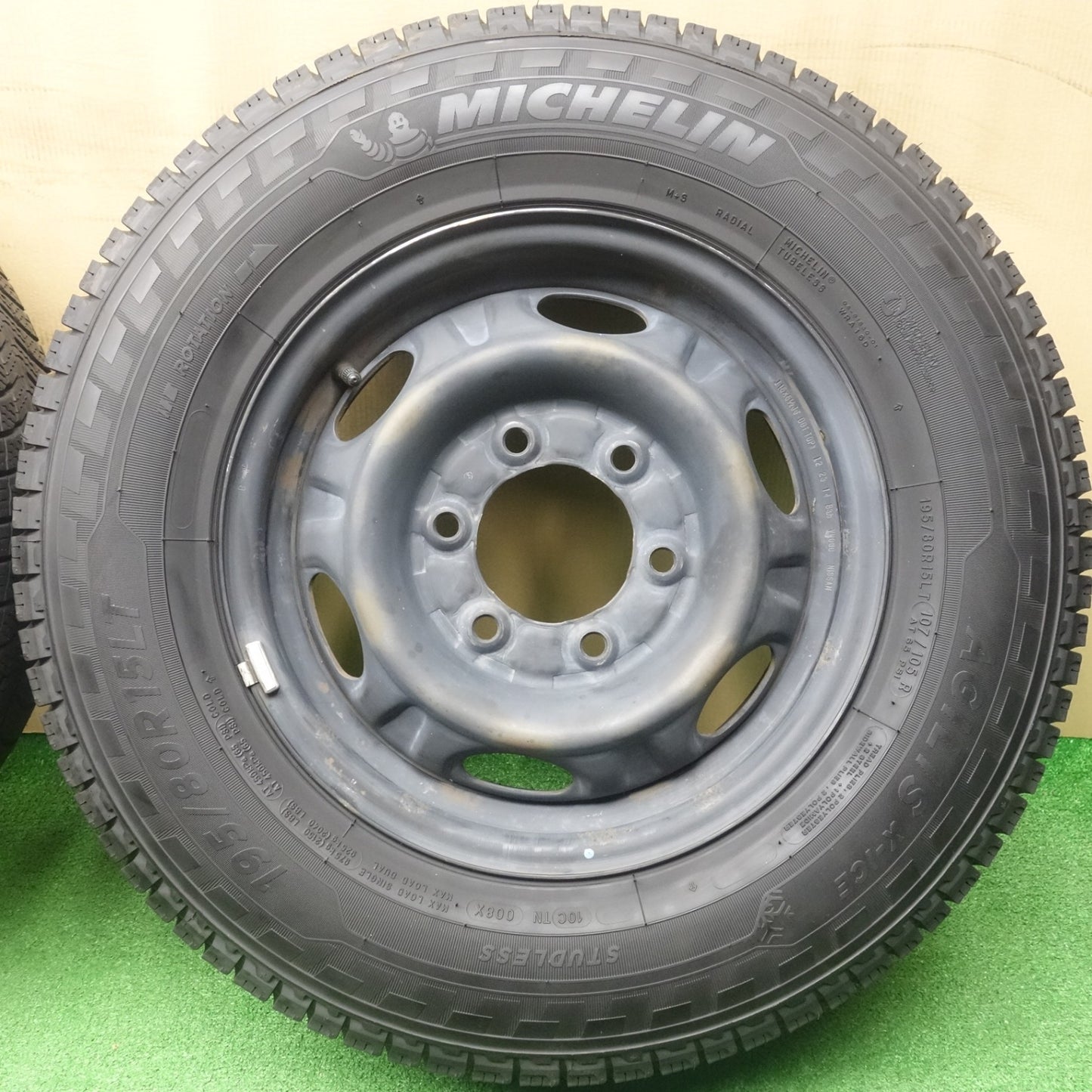 バリ溝！24年！9.5分以上★日産 キャラバン 純正 スチール 195/80R15 107/105R スタッドレス ミシュラン AGILIS X-ICE 15インチ PCD139.7/6H★6041102KTス