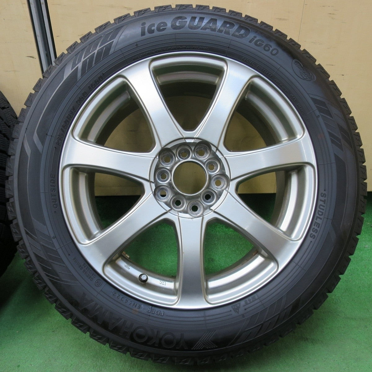 バリ溝！22年！9.5分★スタッドレス 215/60R17 ヨコハマ アイスガード iG60 社外 アルミ 17インチ PCD 100 114.3/5H マルチ★5010806イス