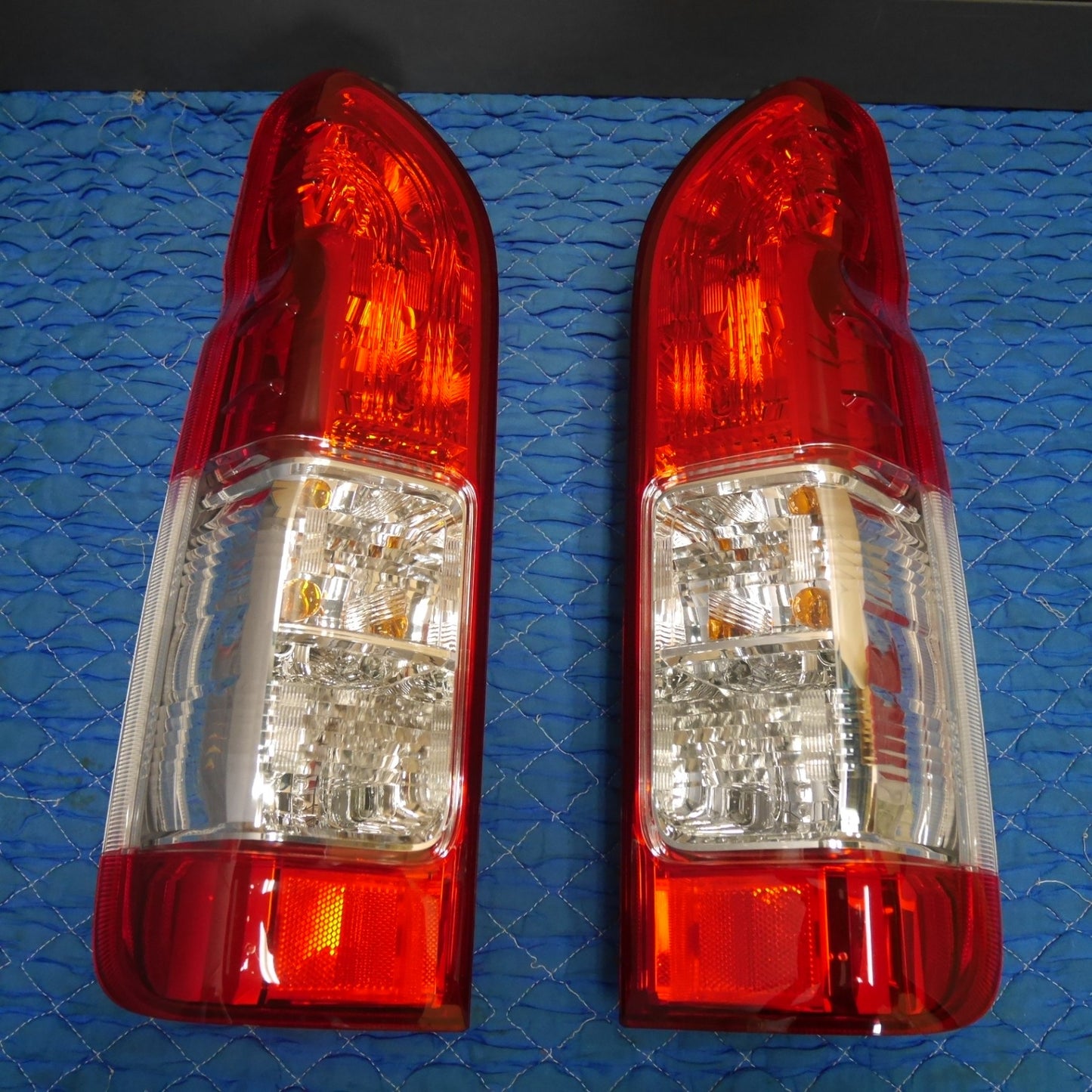 [送料無料] 左右セット！キレイ☆トヨタ 200系 ハイエース 4 5 6型 後期 純正 テールライト KOITO 26-140 ハロゲン テールランプ カー パーツ☆