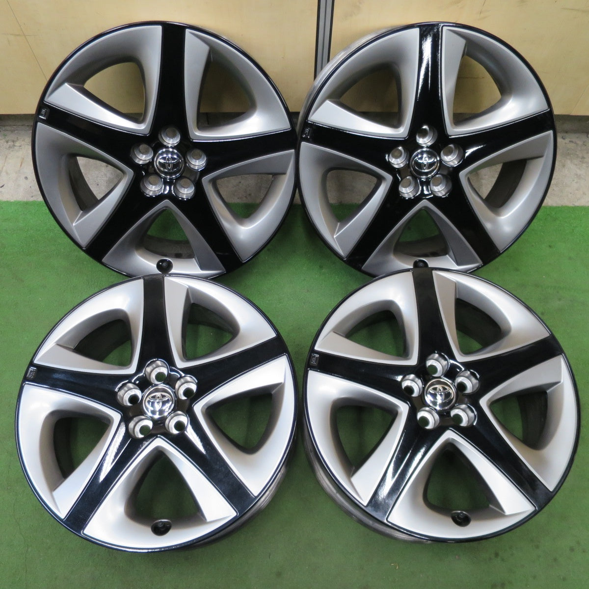 キレイ！付属品付き★トヨタ 50系 プリウス ツーリング 純正 ホイール 17インチ 17×7J PCD100/5H★6031401NGホ