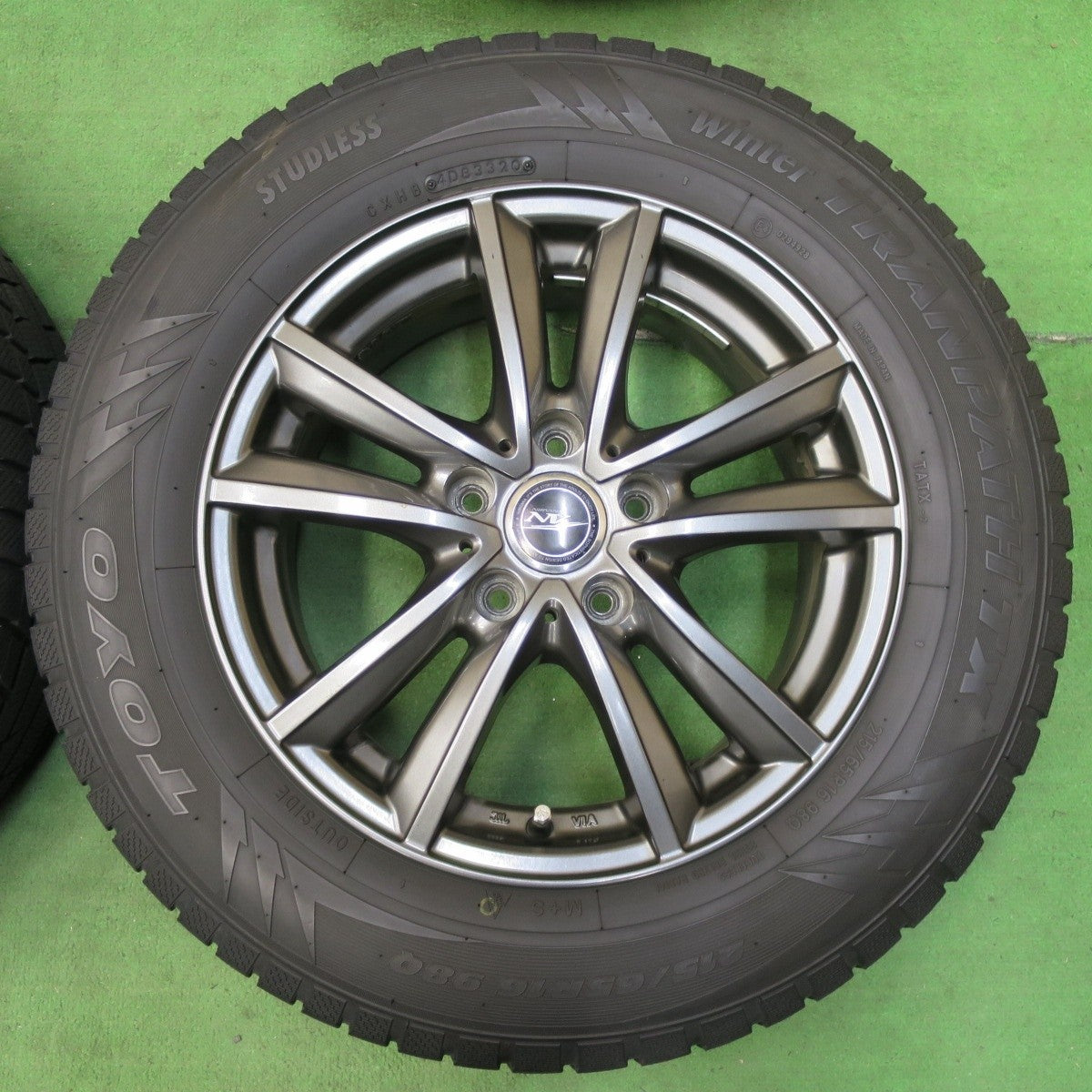 バリ溝！20年！8.5分★スタッドレス 215/65R16 トーヨー ウインター トランパス TX NIRVANA NV PCD114.3/5H★4112211イス