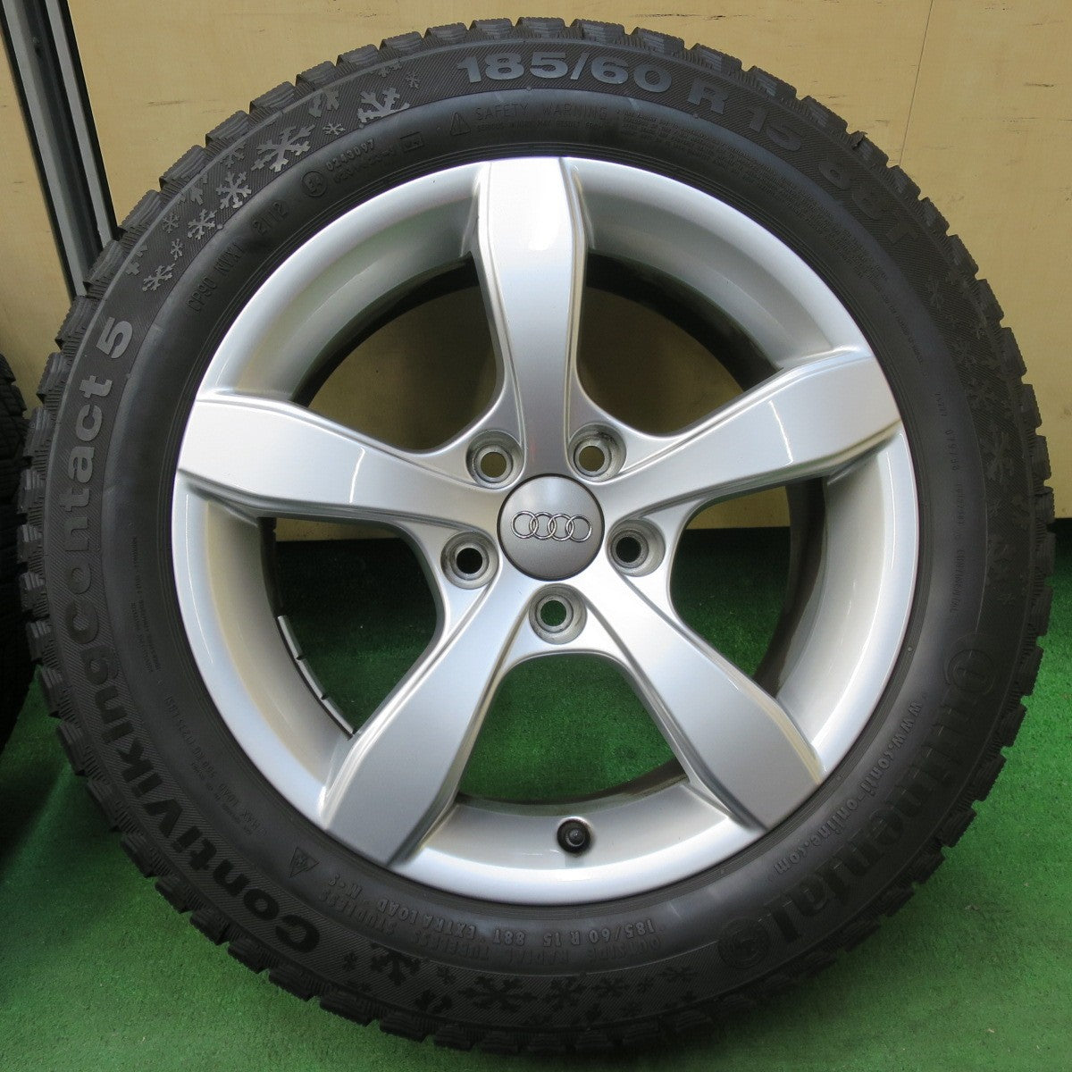 [送料無料] キレイ★アウディ 8X A1 純正 185/60R15 スタッドレス コンチネンタル コンチバイキング コンタクト5 15インチ PCD100/5H★5012509イス
