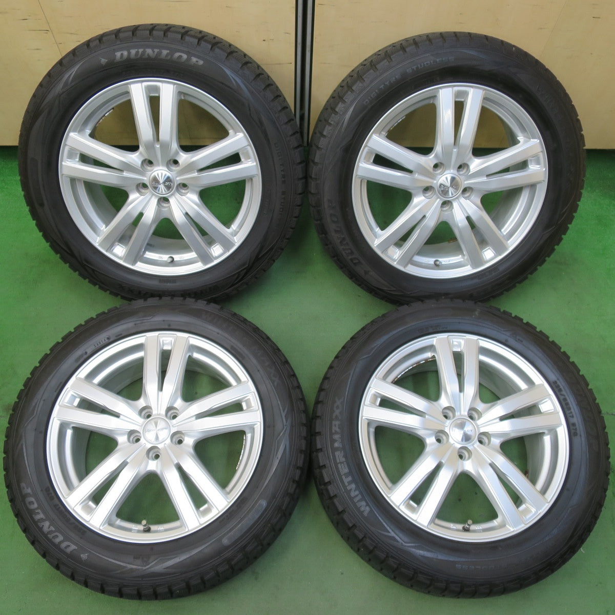 バリ溝！キレイ！9.5分以上★インプレッサ 等 225/55R17 スタッドレス ダンロップ ウインターマックス WM01 DUFACT デュファクト 17インチ PCD100/5H★5101606イス