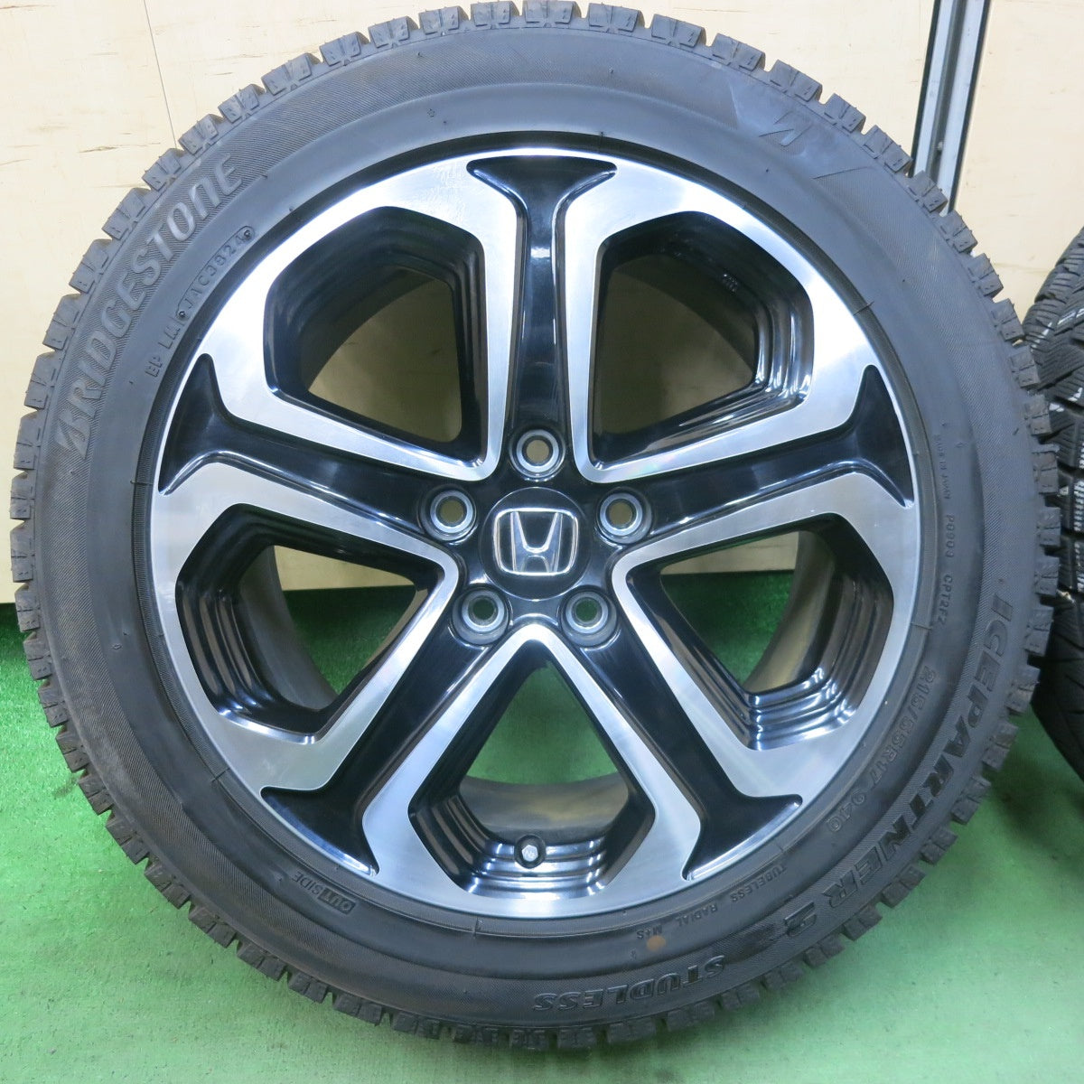 バリ溝！24年！キレイ！9.5分以上★ホンダ RU ヴェゼル 純正 215/55R17 スタッドレス ブリヂストン アイスパートナー2 17インチ PCD114.3/5H★5100602SKス