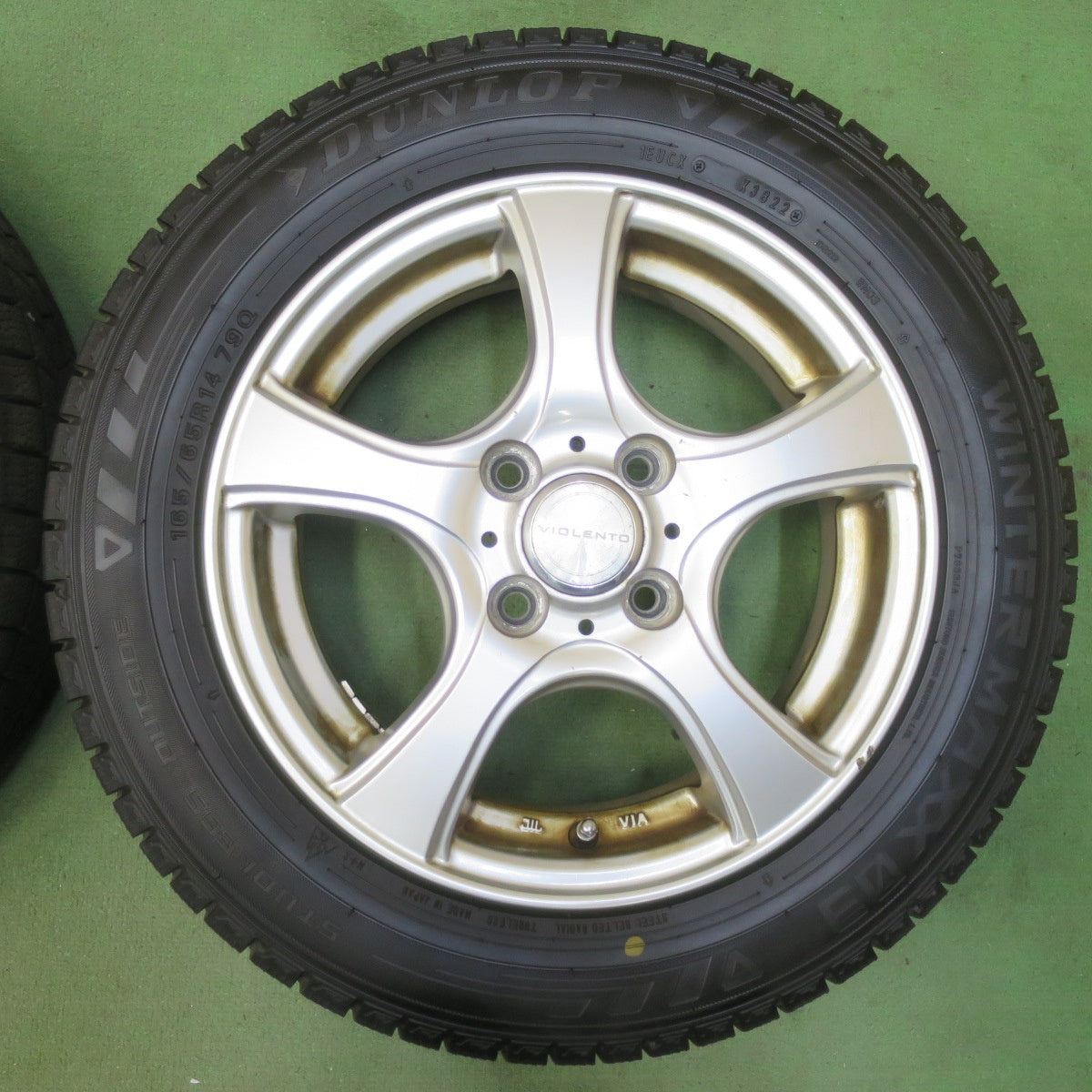 バリ溝！22年！9.5分以上★スタッドレス 165/65R14 ダンロップ ウインターマックス 03 VIOLENTO ヴィオレント 14インチ ハスラー ソリオ 等 PCD100/4H★5111405イス