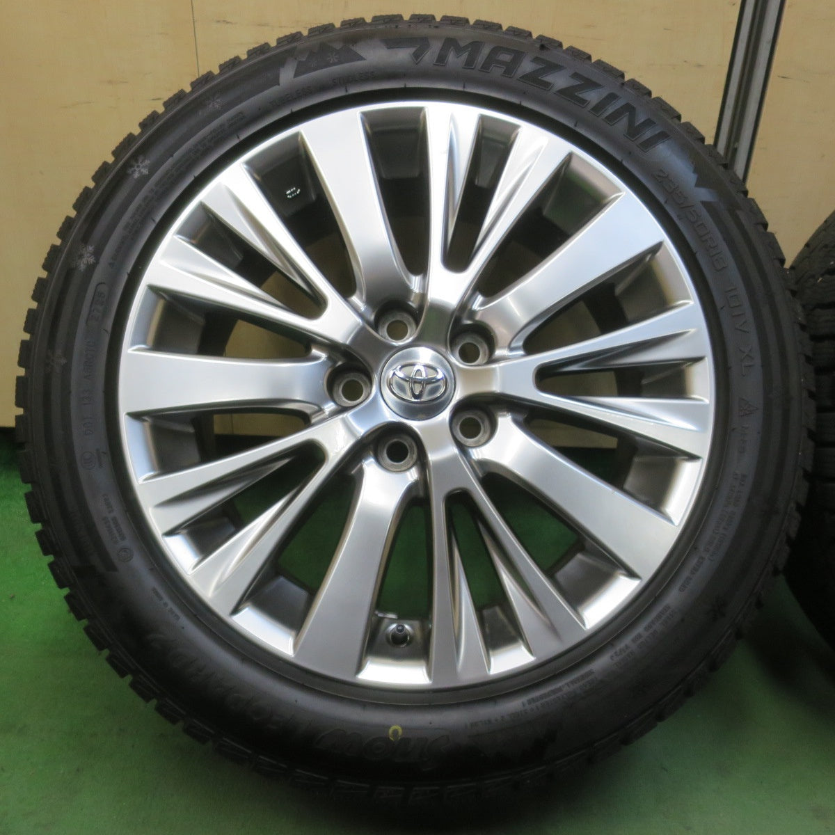 ほぼ未使用！25年！キレイ★トヨタ 20系 ヴェルファイア アルファード 純正 235/50R18 スタッドレス マジーニ Snow LEOPARD2 18インチ PCD114.3/5H★6040709イス