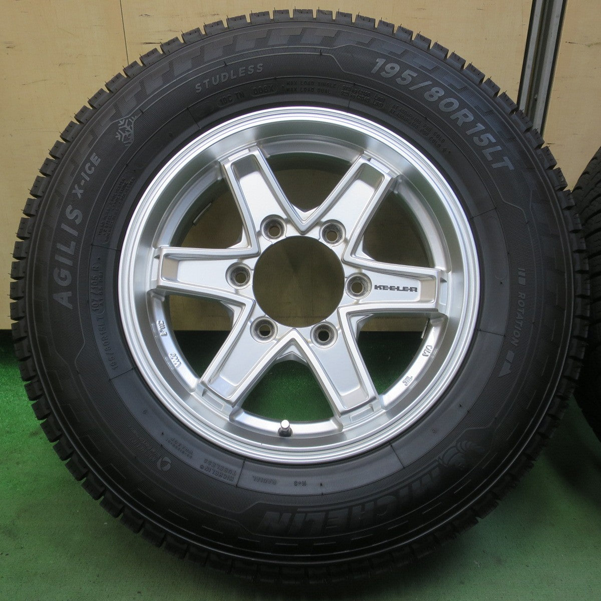バリ溝！25年！キレイ！9.5分以上◎KEELER TACTICS 195/80R15 107/105R スタッドレス ミシュラン AGILIS X-ICE キーラー タクティクス 15インチ PCD139.7/6H◎6091903イス