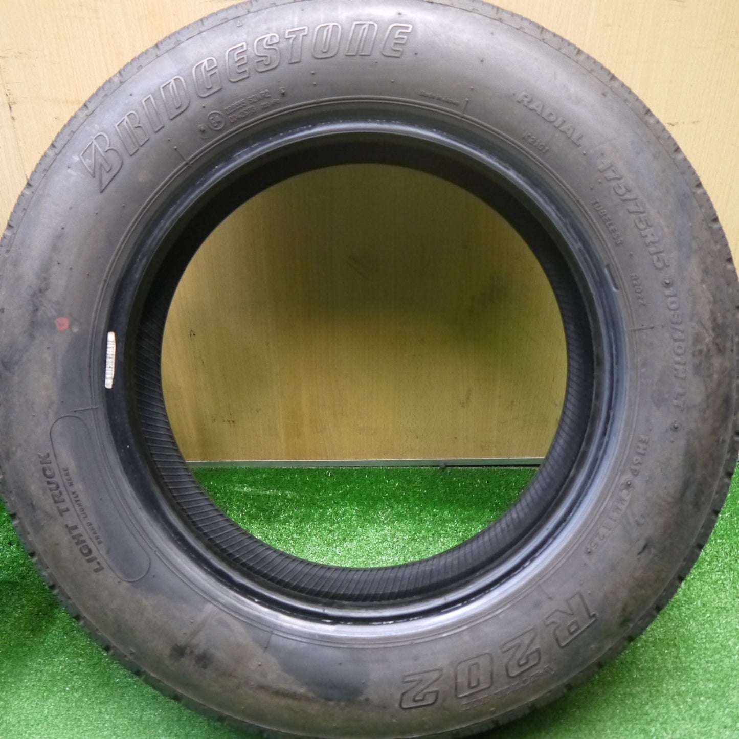バリ溝！25年！8.5分！2本★ライト トラック タイヤ 175/75R15 103/101N ブリヂストン R202 15インチ★6010504Hノタ