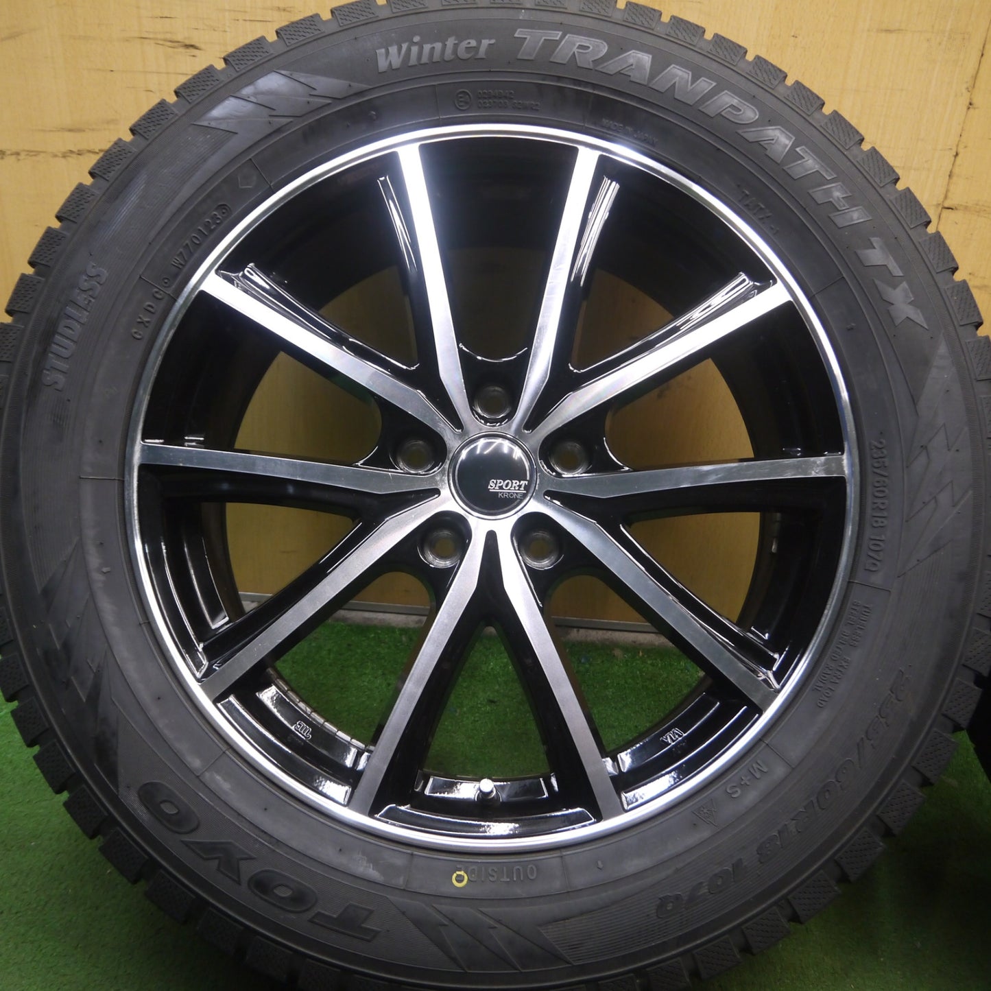 *送料無料* 超バリ溝！23年！9.5分以上★スタッドレス 235/60R18 トーヨー ウインター トランパス TX SPORT KRONE 18インチ PCD114.3/5H★4032512Hス