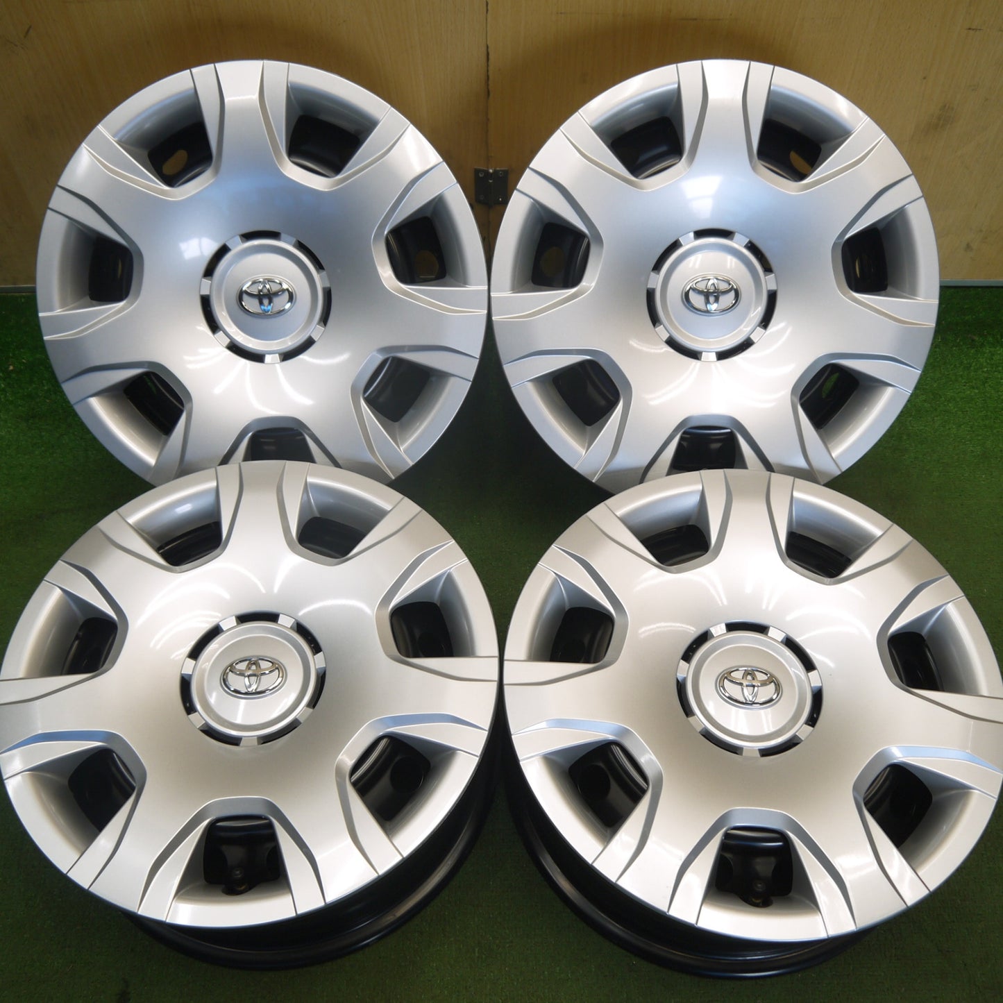 新車外し★トヨタ 200系 ハイエース 純正 スチール ホイール 15インチ 15×6J PCD139.7/6H★6060505Hホ