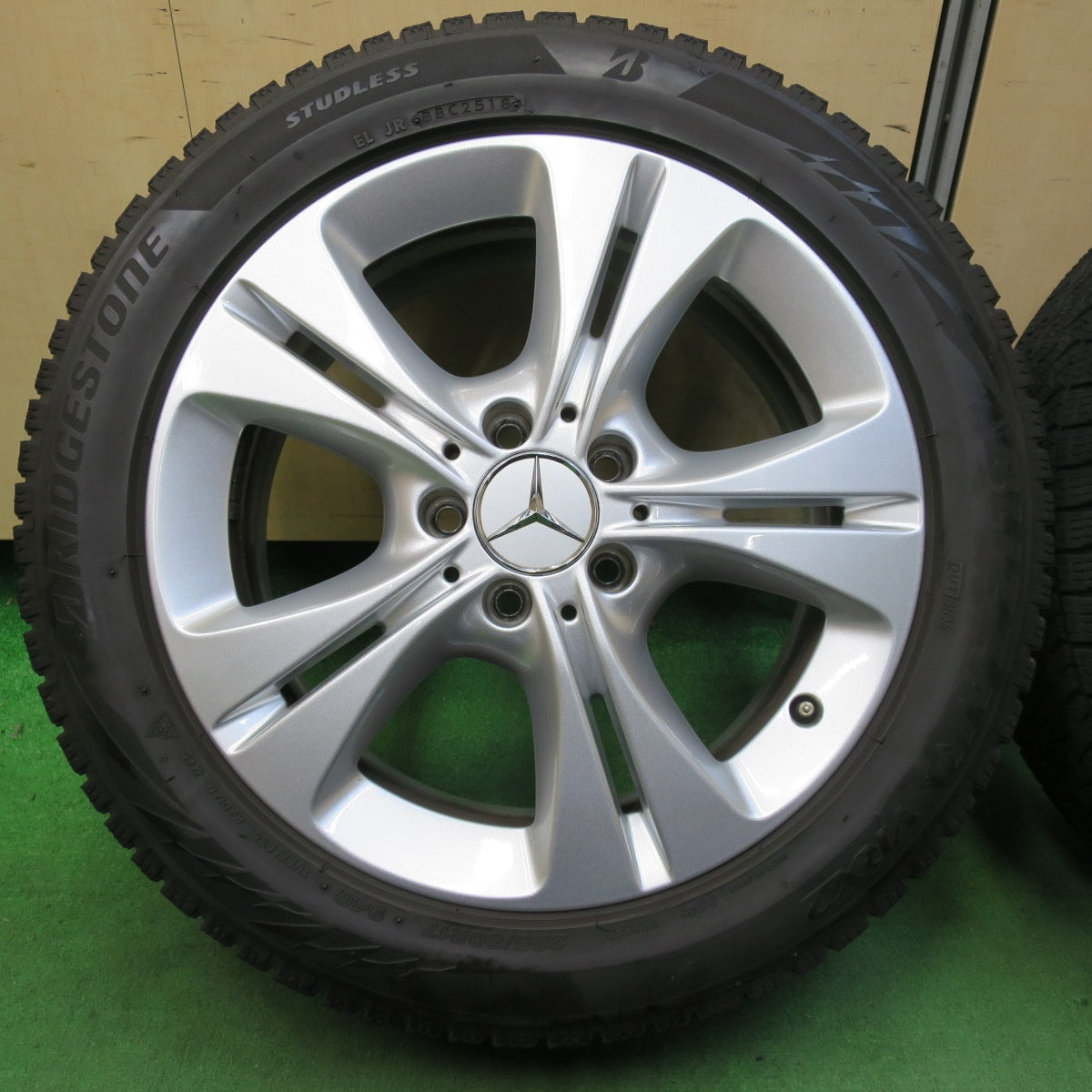 [送料無料] バリ溝！キレイ！8.5分★ベンツ Cクラス W205 純正 225/50R17 スタッドレス ブリヂストン ブリザック VRX2 17インチ PCD112/5H★4111104イス