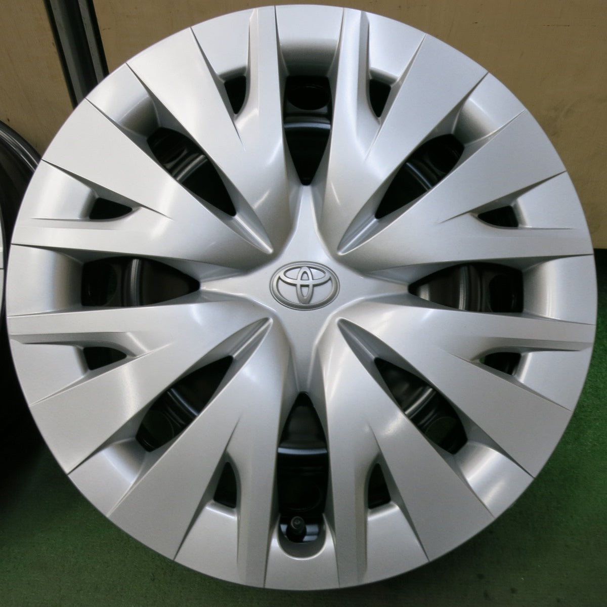 新車外し★トヨタ ヤリス 純正 スチール ホイール 15インチ 15×6J PCD100/4H★5043007SYホ