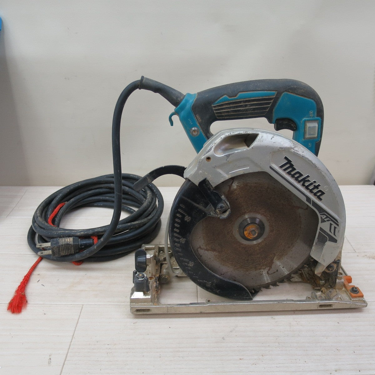 ☆マキタ 165mm マルノコ HS6301 電動 工具 切断機 木工用 超硬 丸のこ 丸ノコ 丸鋸 コード式 電気 makita 100V☆ [送料無料]