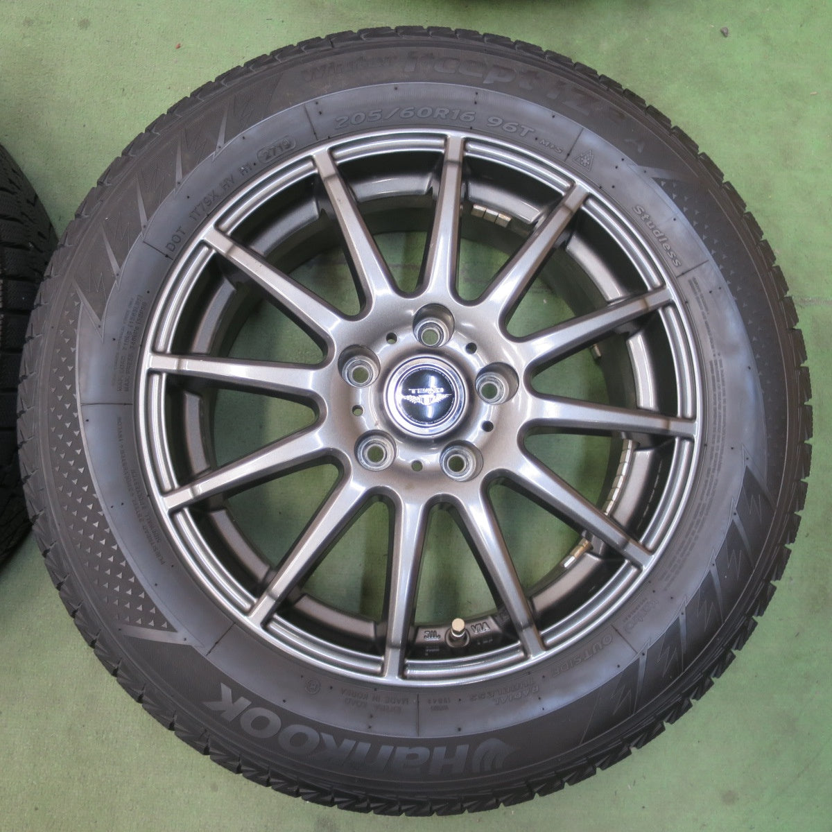 バリ溝！キレイ！9分★スタッドレス 205/60R16 ハンコック ウインター アイセプト IZ 2A TEAD テッド 16インチ PCD114.3/5H★6050520イス