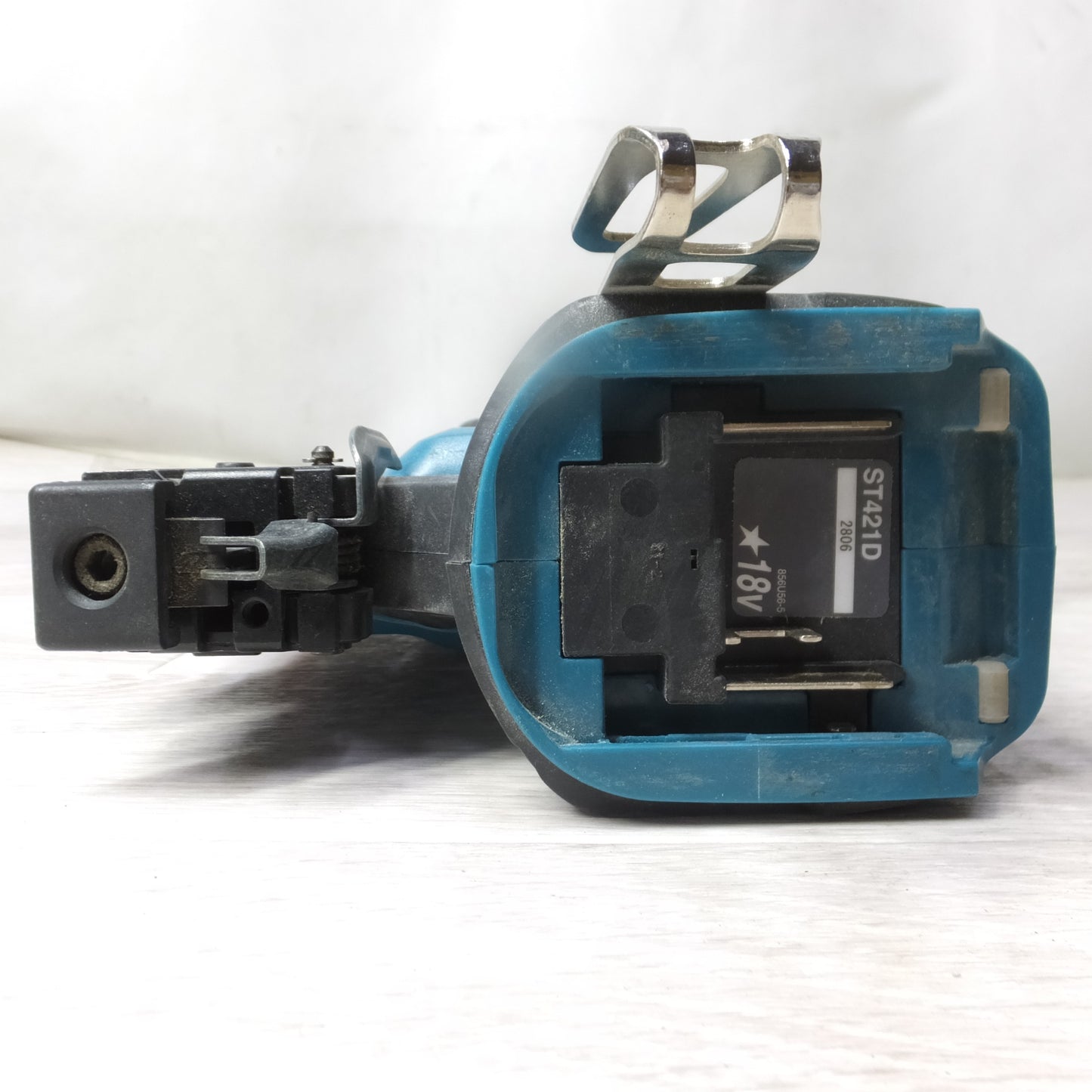 [送料無料] ◆マキタ 充電式 タッカ ST421D 18V J線 4mm 本体 ケース付き 電動 工具◆
