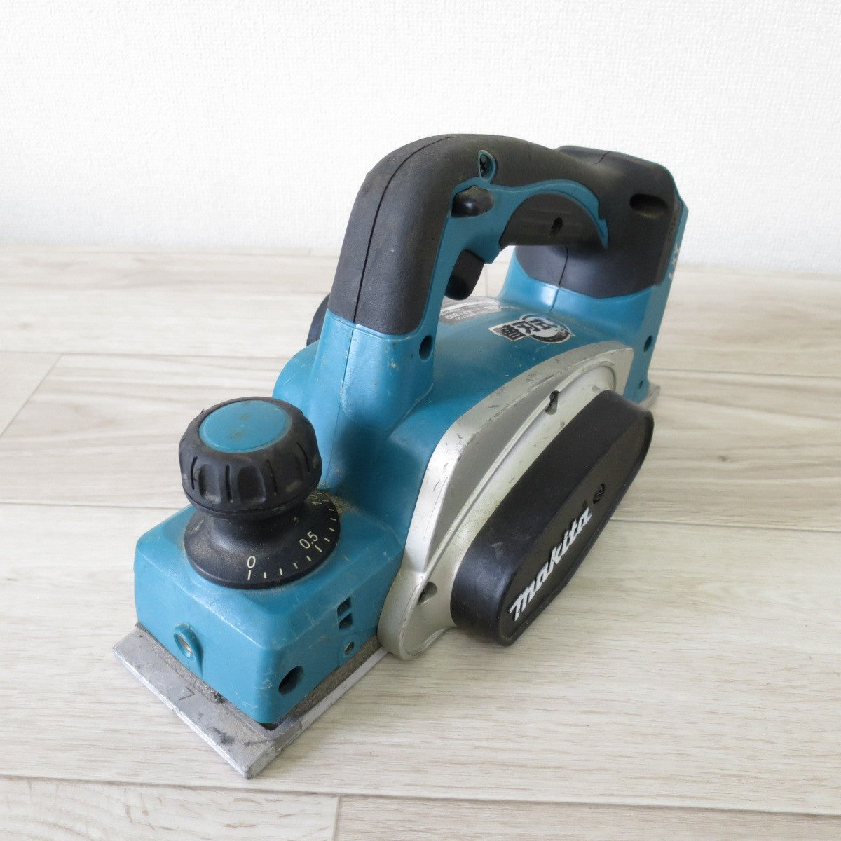 [送料無料] ◇マキタ 充電式 カンナ KP180D 82mm 電動 工具 本体のみ makita 鉋 かんな 切削◇