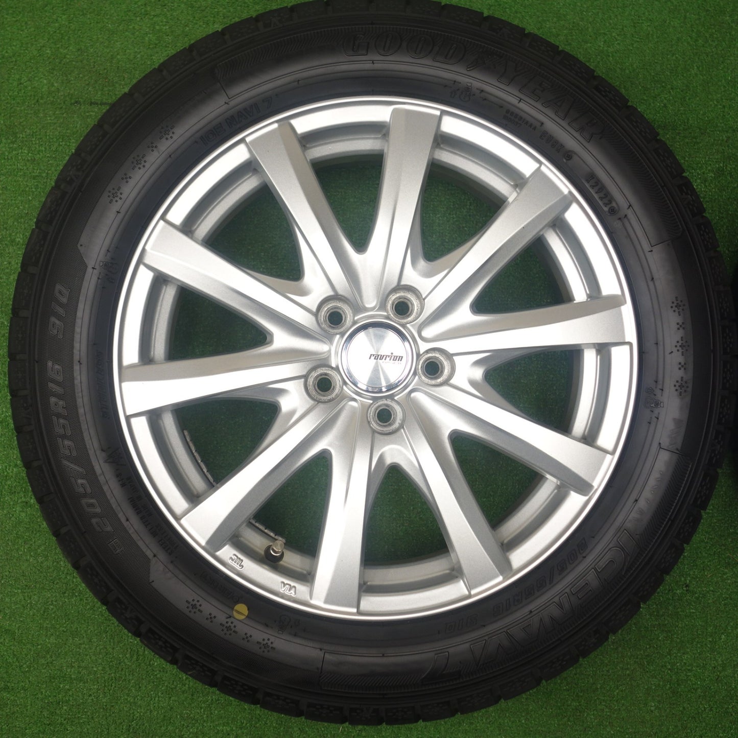 バリ溝！22年！キレイ！9.5分★プリウス 等 205/55R16 スタッドレス グッドイヤー アイスナビ7 ravrion RS01 ラブリオン 16インチ PCD100/5H★6030103KTス