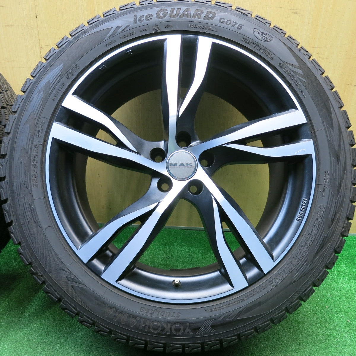 バリ溝！23年！キレイ！9.5分★ジャガー F-PACE 等 MAK STOCKHOLM 255/50R20 スタッドレス ヨコハマ アイスガード G075 ストックホルム 20インチ PCD108/5H★5112907HAス