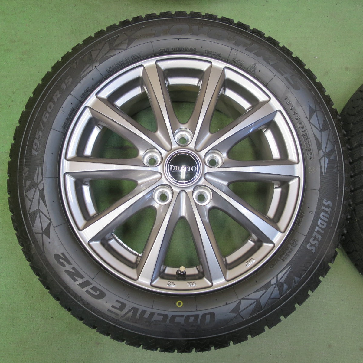 バリ溝！23年！キレイ！ほぼ10分★スタッドレス 195/60R15 トーヨー オブザーブ GIZ2 DILETTO ディレット 15インチ PCD114.3/5H★6052510イス
