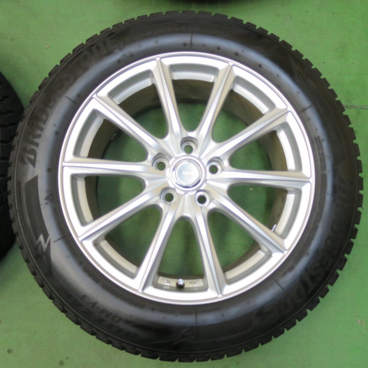 バリ溝！23年！キレイ！9.5分★スタッドレス 225/60R18 ブリヂストン ブリザック DM-V3 ECO FORME エコフォルム 18インチ PCD114.3/5H★5040501イス