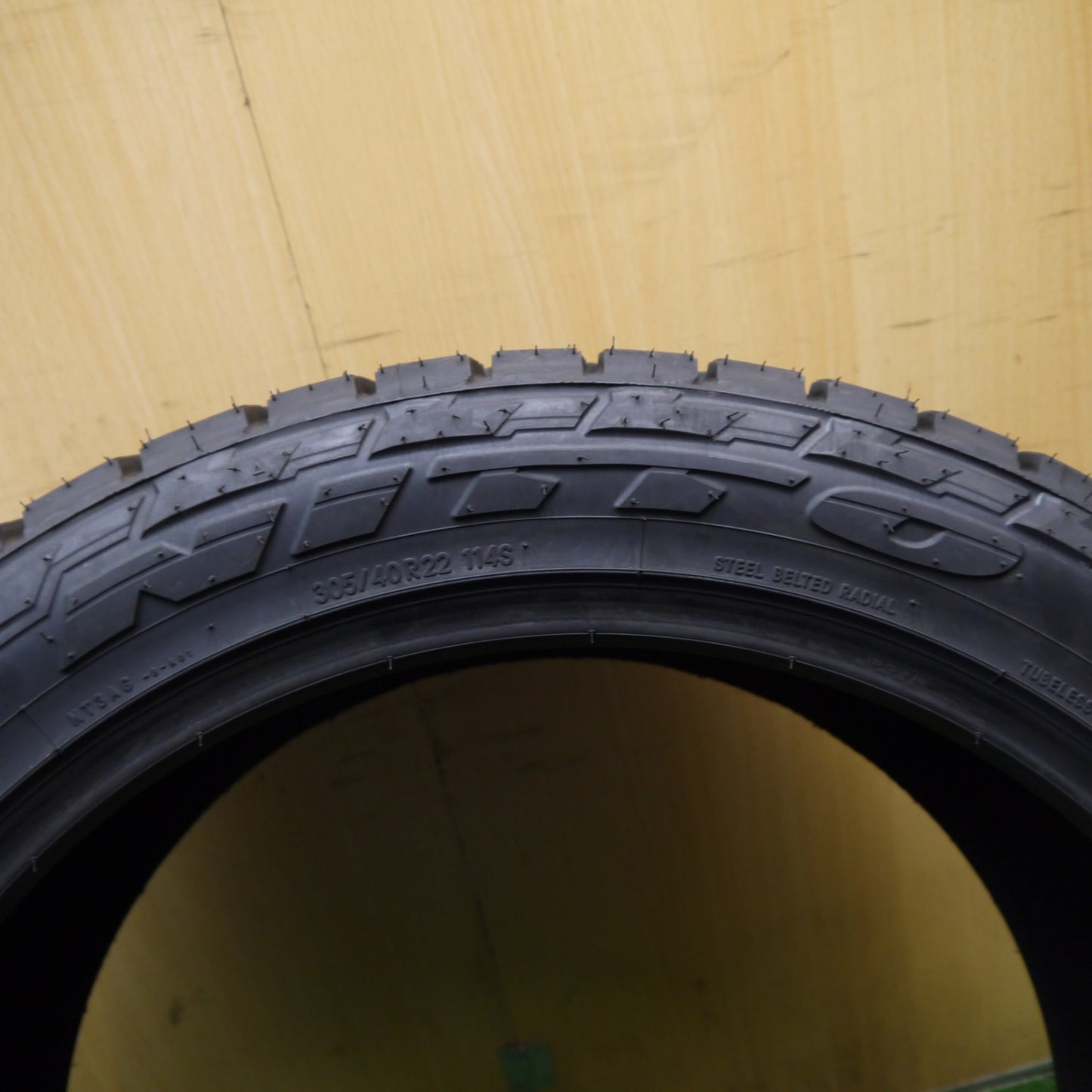 未使用！24年！1本★305/40R22 ニットー RECON GRAPPLER A/T タイヤ 22インチ ランクル 100 200 等★5081806Hノタ