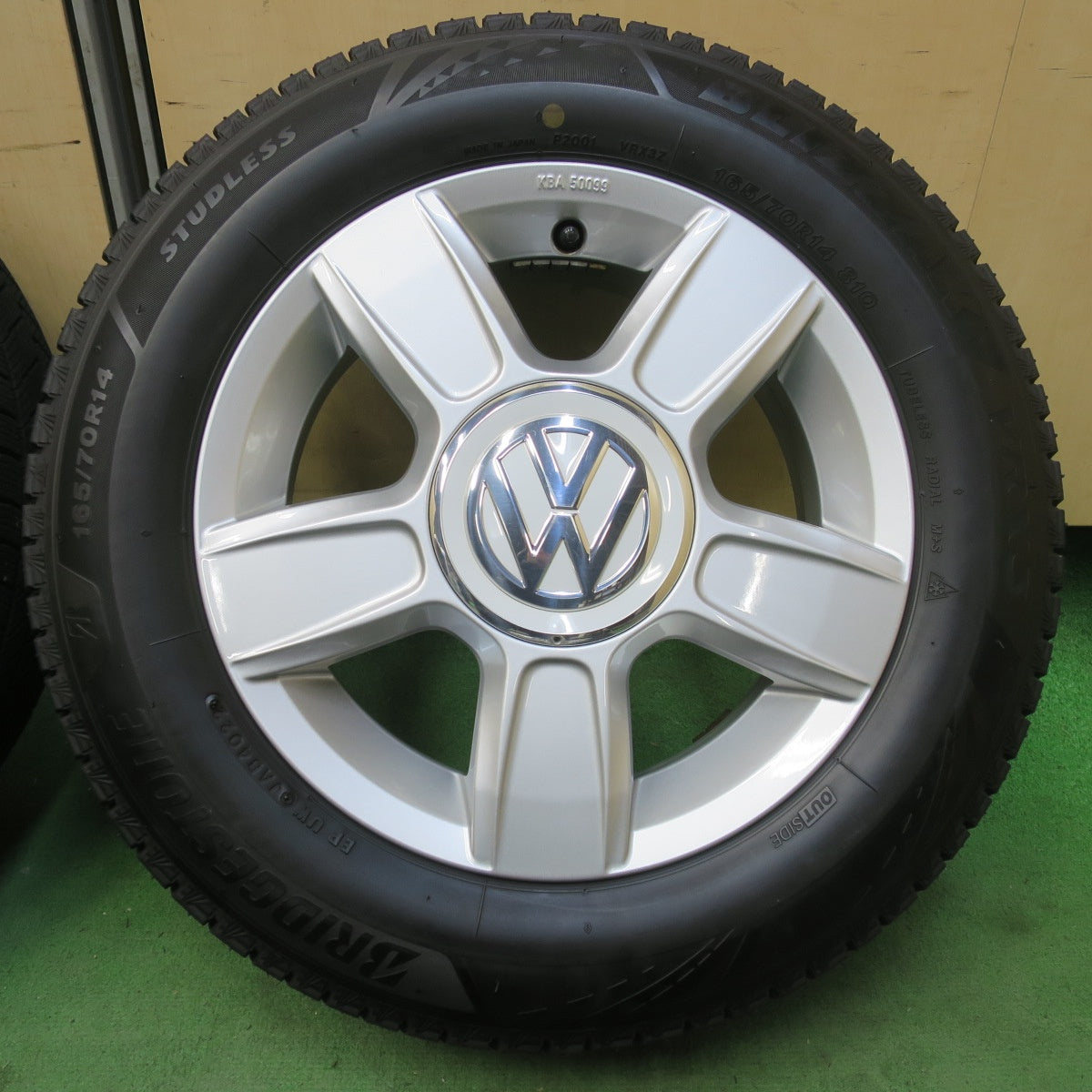 バリ溝！22年！キレイ！9.5分★ワーゲン up! 純正 BORBET 165/70R14 スタッドレス ブリヂストン ブリザック VRX3 アップ ボルベット 14インチ PCD100/4H★6030503イス