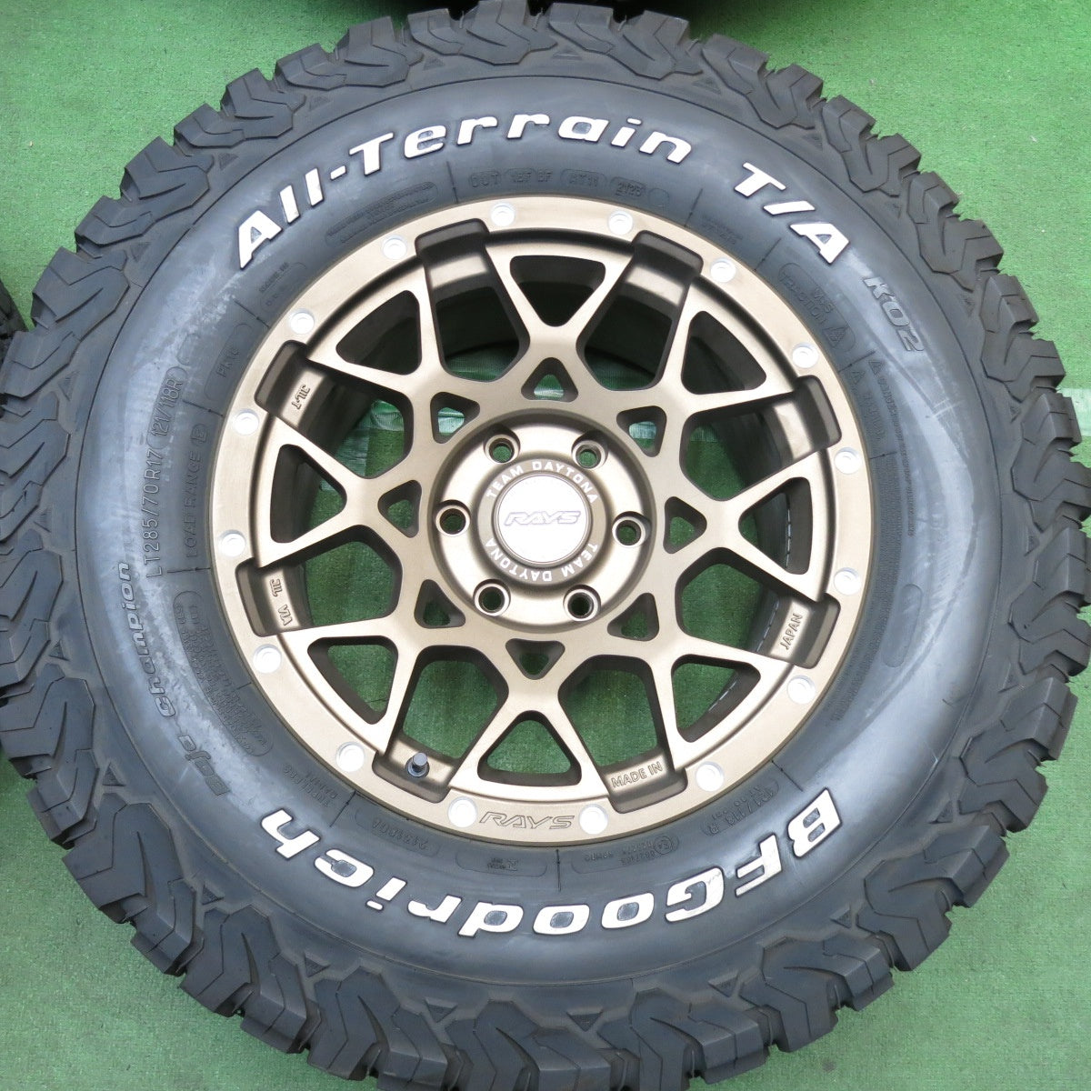 バリ溝！23年！キレイ！9.5分◎RAYS TEAM DAYTONA M8 285/70R17 121/118R BFグッドリッチ All-Terrain T/A KO2 レイズ チーム デイトナ 17インチ PCD139.7/6H◎6092001HAノ