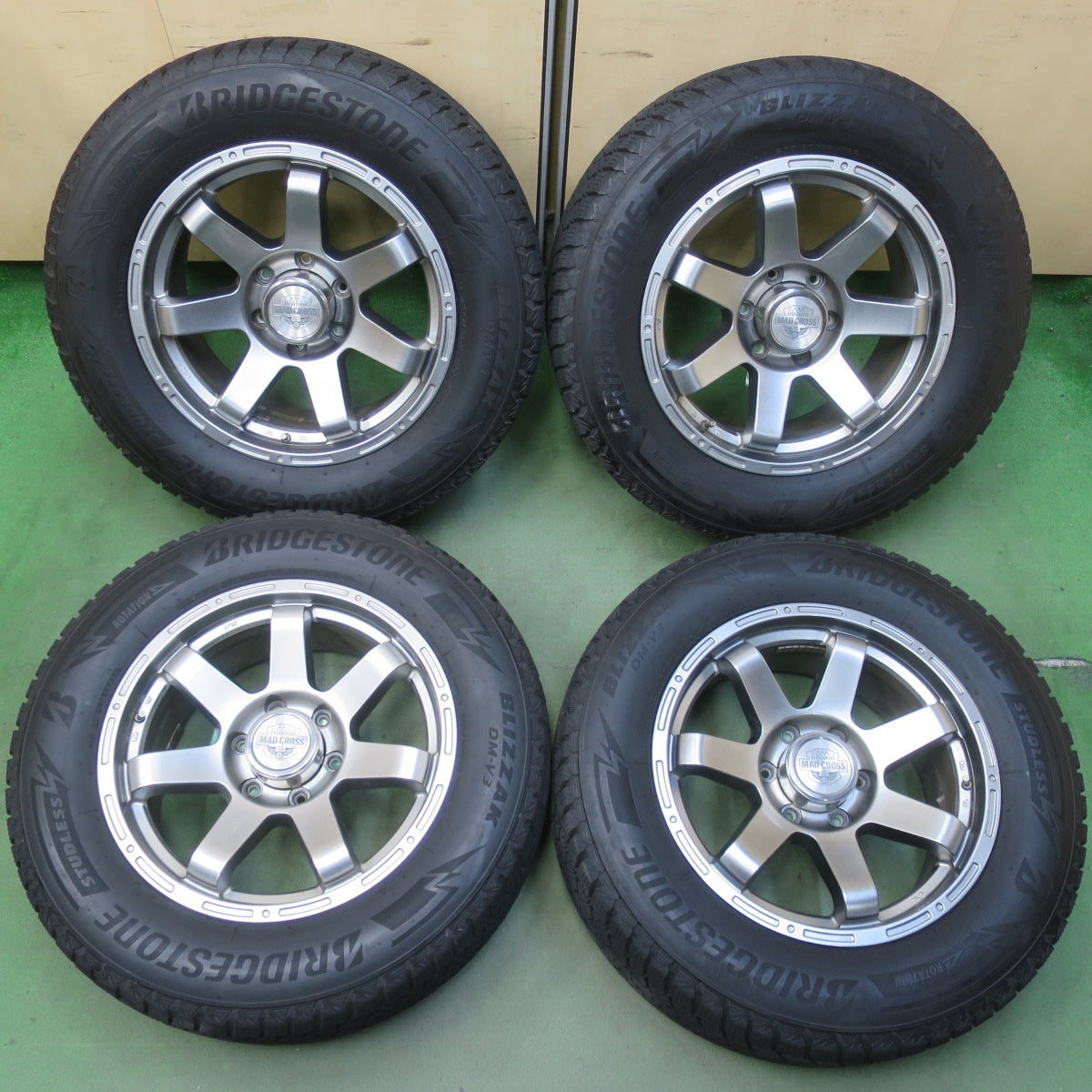 バリ溝！22年！キレイ！8.5分◎スタッドレス 265/60R18 ブリヂストン ブリザック DM-V3 MAD CROSS MC-76 マッドクロス 18インチ PCD139.7/6H◎6101602イス