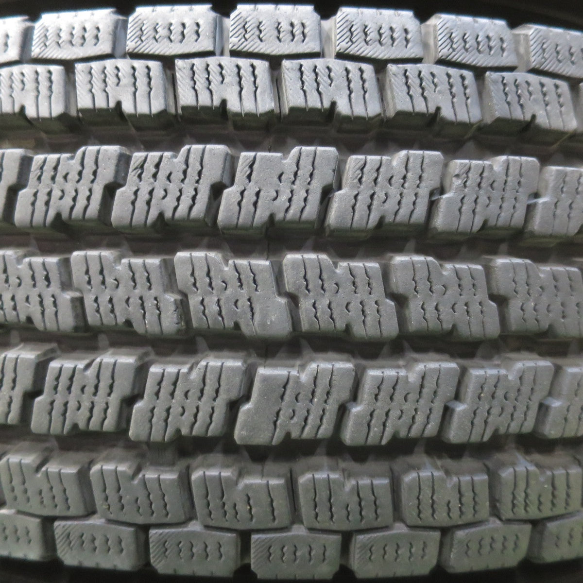 バリ溝！キレイ！9.5分★スタッドレス 195/80R15 107/105L ヨコハマ アイスガード iG91 KAZERA H300 MONZA カゼラ 15インチ PCD139.7/6H★6021011イス