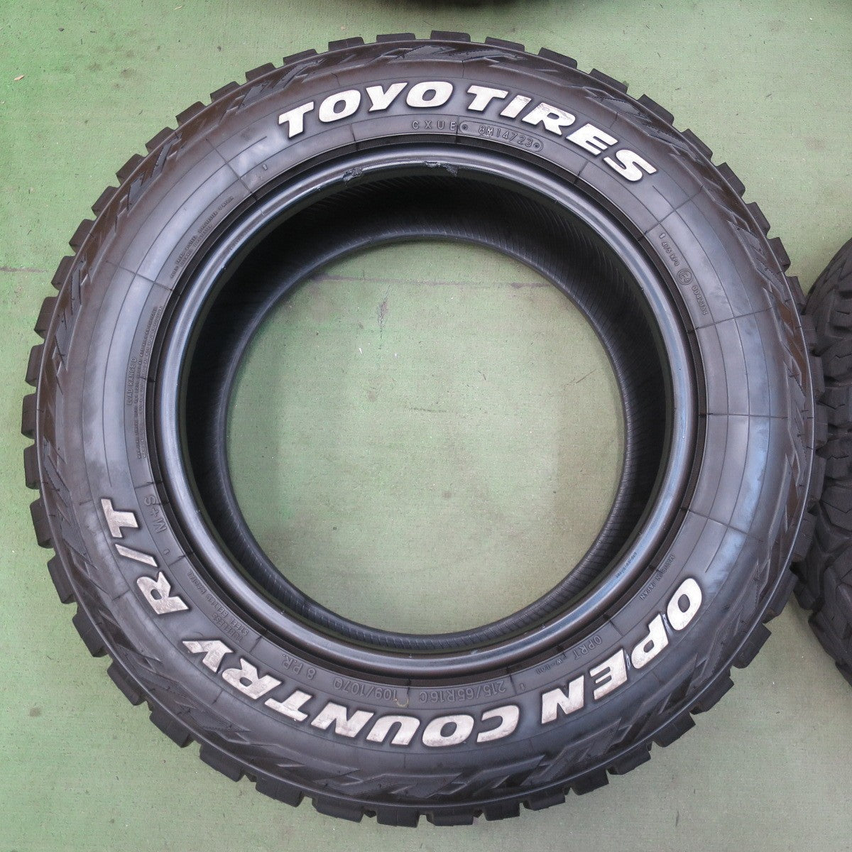 バリ溝！23年！9分★215/65R16 109/107Q 8PR トーヨー オープンカントリー R/T ホワイトレター 16インチ タイヤ ハイエース レジアスエース キャラバン ヤリスクロス 等★6042305イノタ