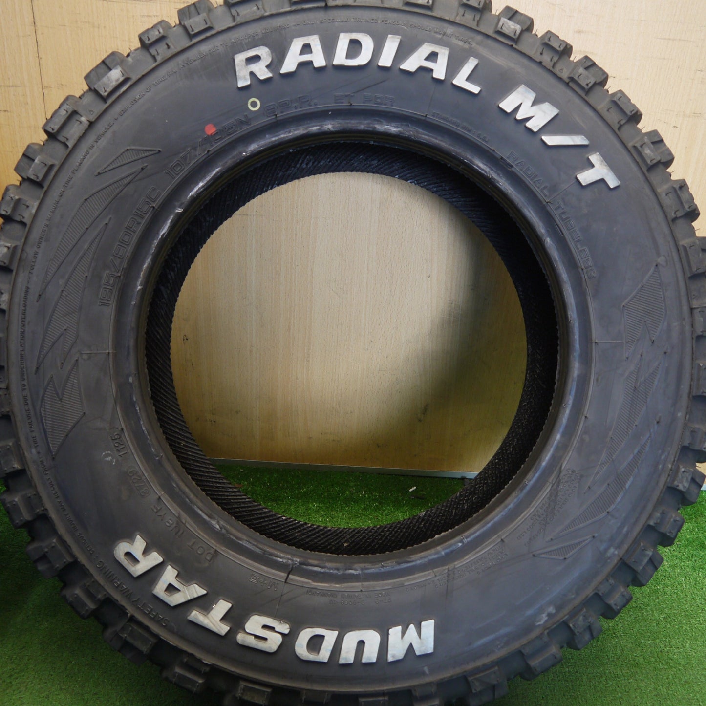 バリ溝！25年！9.5分★195/80R15 107/105N マッドスター ラジアル M/T ホワイトレター MUDSTAR RADIAL タイヤ 15インチ ハイエース キャラバン 等★6072204Hノタ