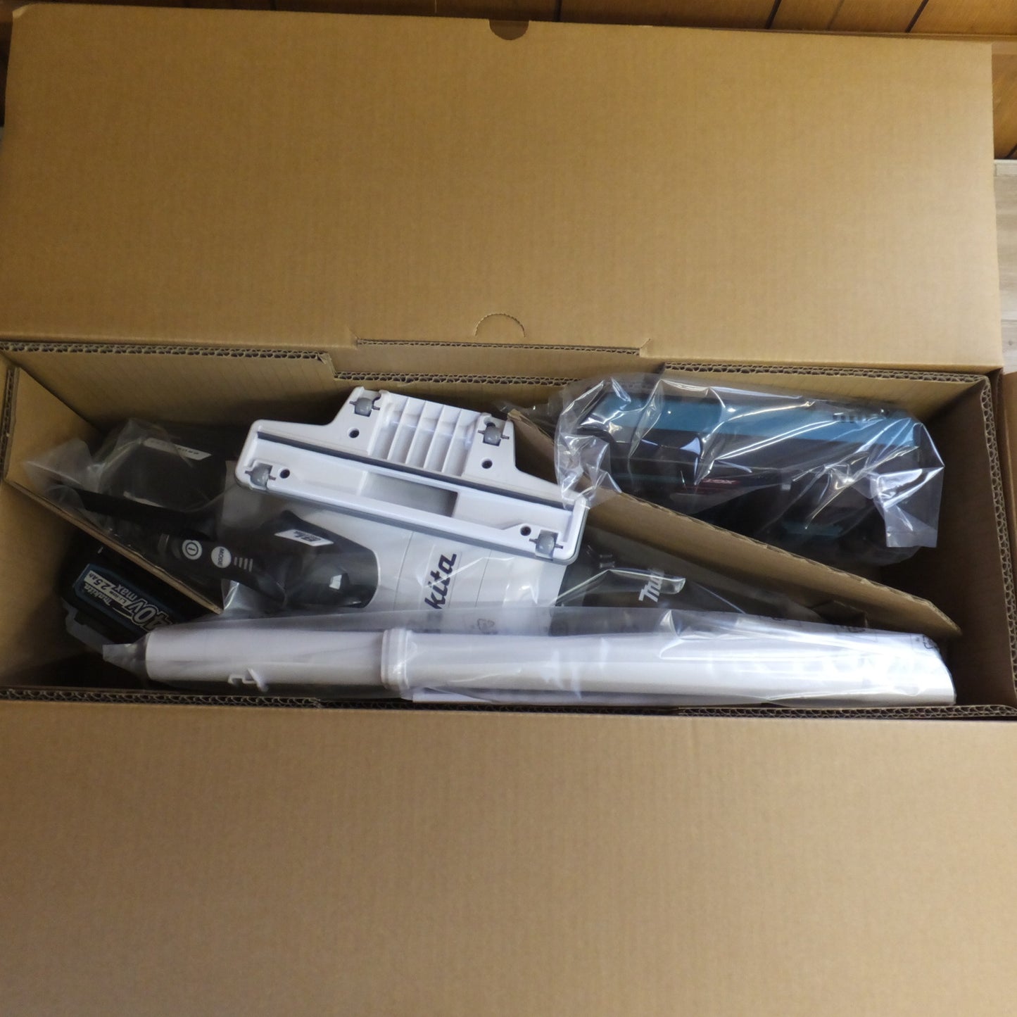 ●複数在庫有●[送料無料] 未使用★マキタ makita 充電式クリーナ CL003GRDW 白 40Vmax サイクロン一体式 ワンタッチスイッチ★