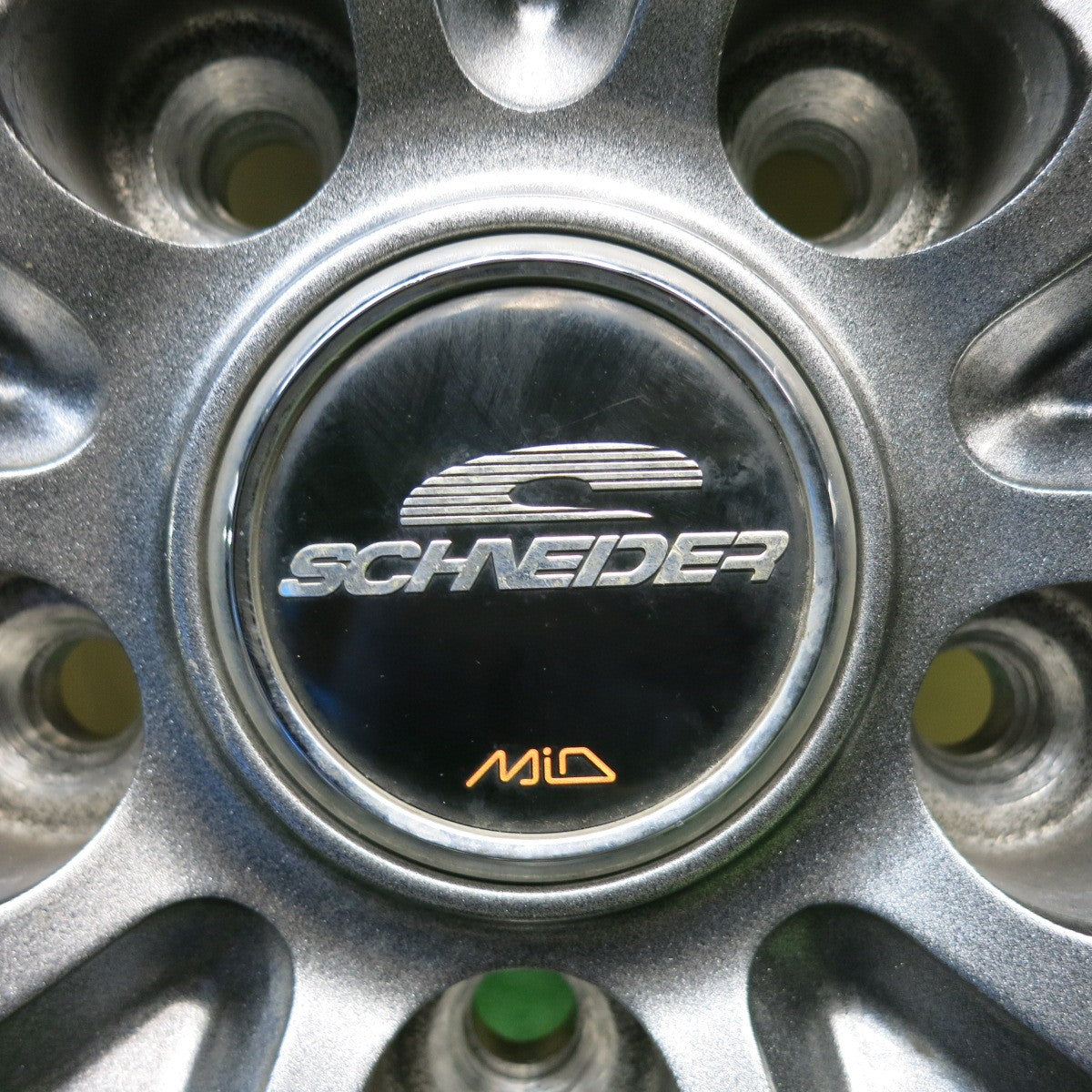 バリ溝！キレイ！9.5分★スタッドレス 215/60R16 グッドイヤー アイスナビ7 SCHNEIDER MiD シュナイダー 16インチ PCD114.3/5H★6031502HAス